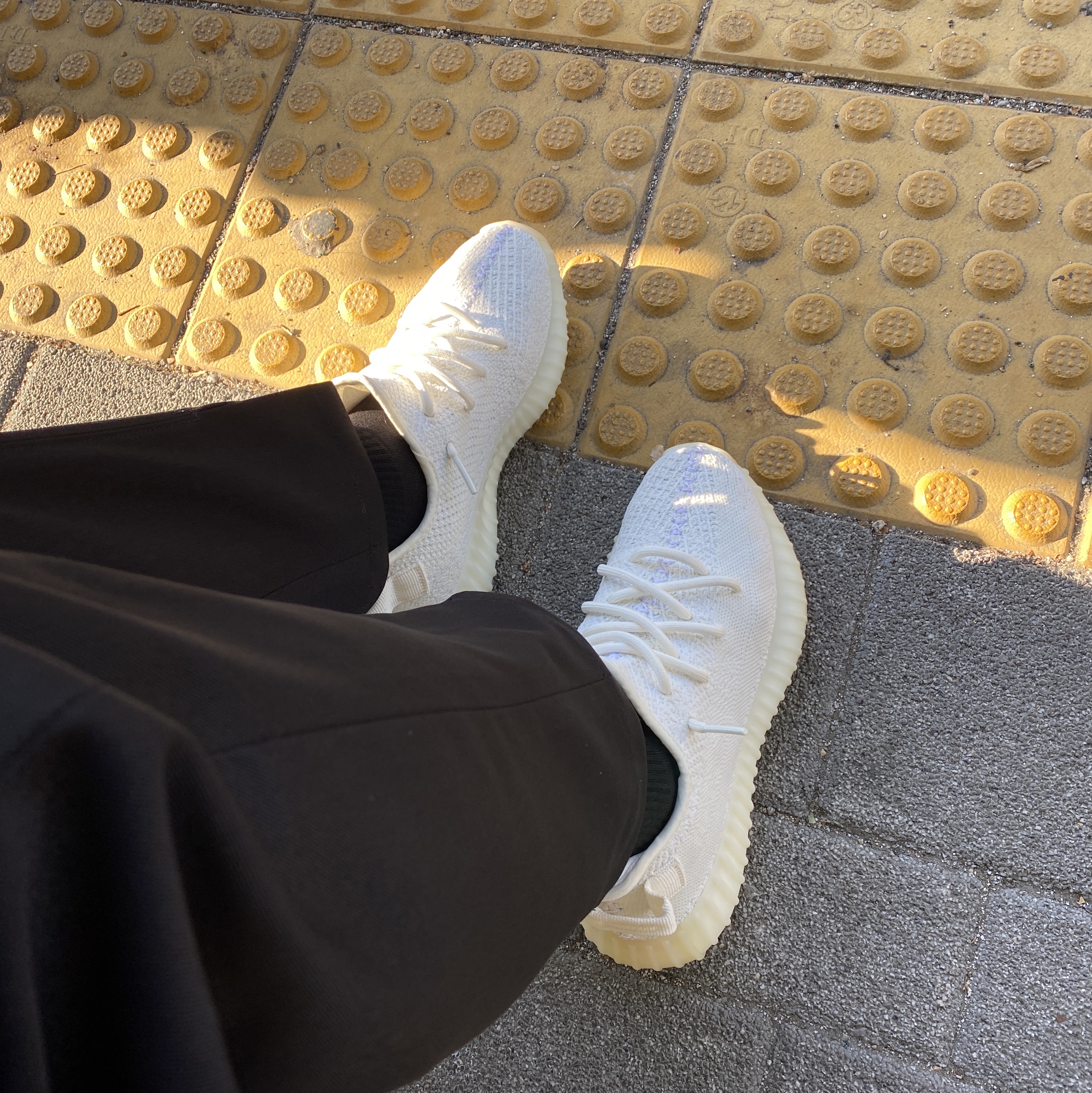 Adidas Yeezy Boost 350 V2 Cream/Triple White 착용 스타일