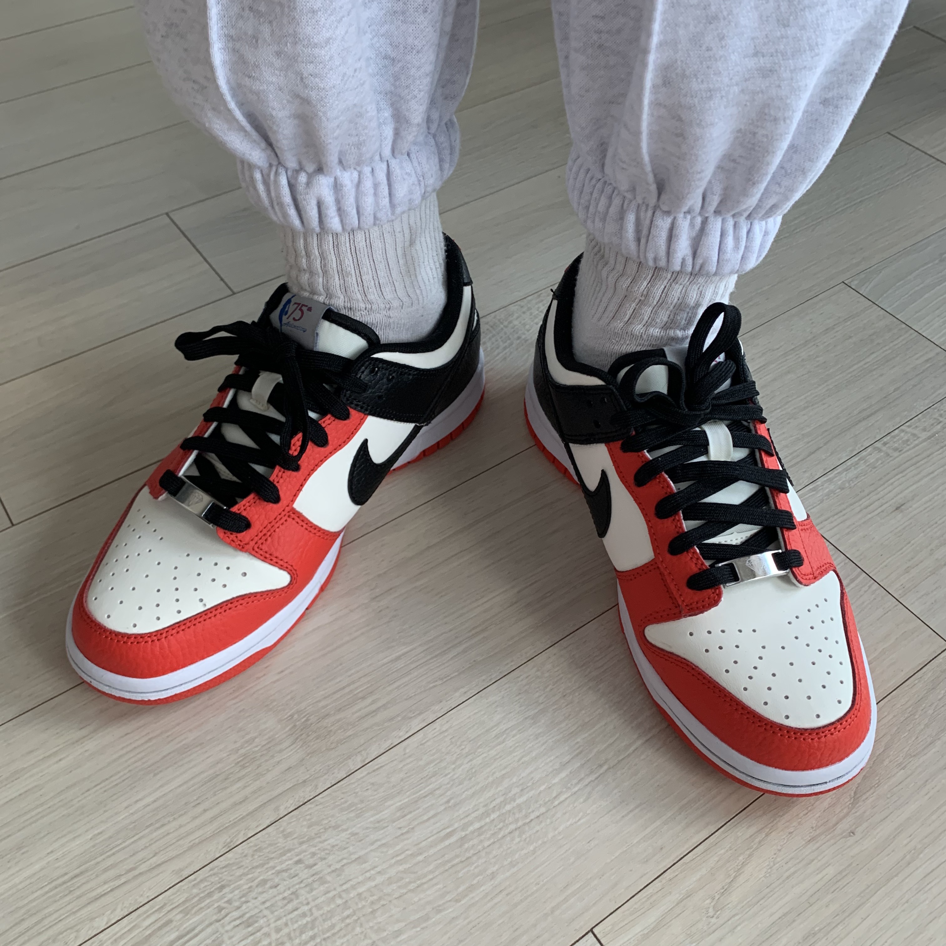 (GS) Nike x NBA Dunk Low Black and Chile Red 착용 스타일 - 1