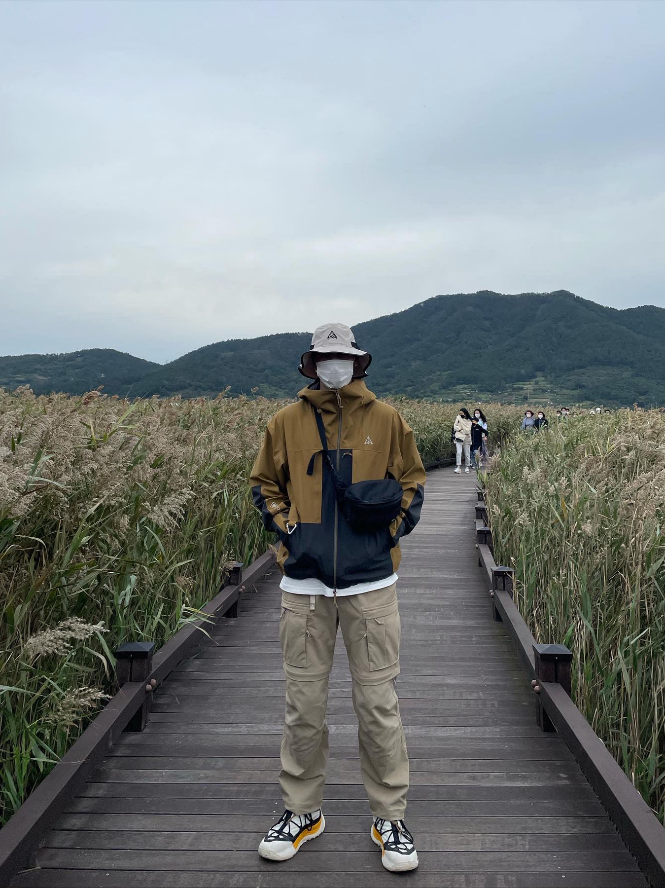 Nike ACG Terra Antarktik Gore-Tex Summit White, Nike ACG Gore-Tex Misery Ridge Jacket Golden Beige - US/EU 착용 스타일 - 1