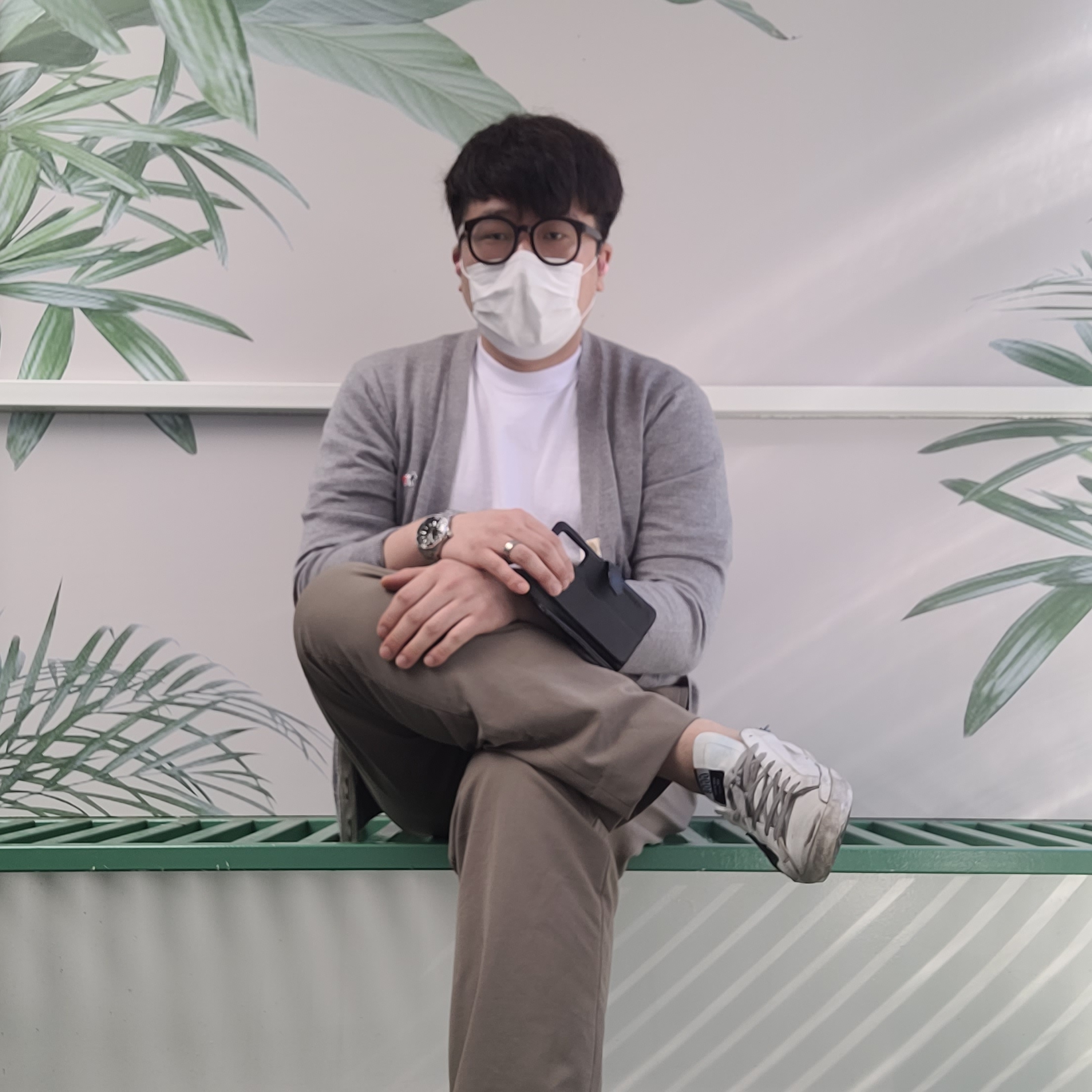 Maison Kitsune Tricolor Fox Patch Classic Cardigan Grey Melange, Golden Goose Superstar White Navy Heel Tab Sneakers 착용 스타일