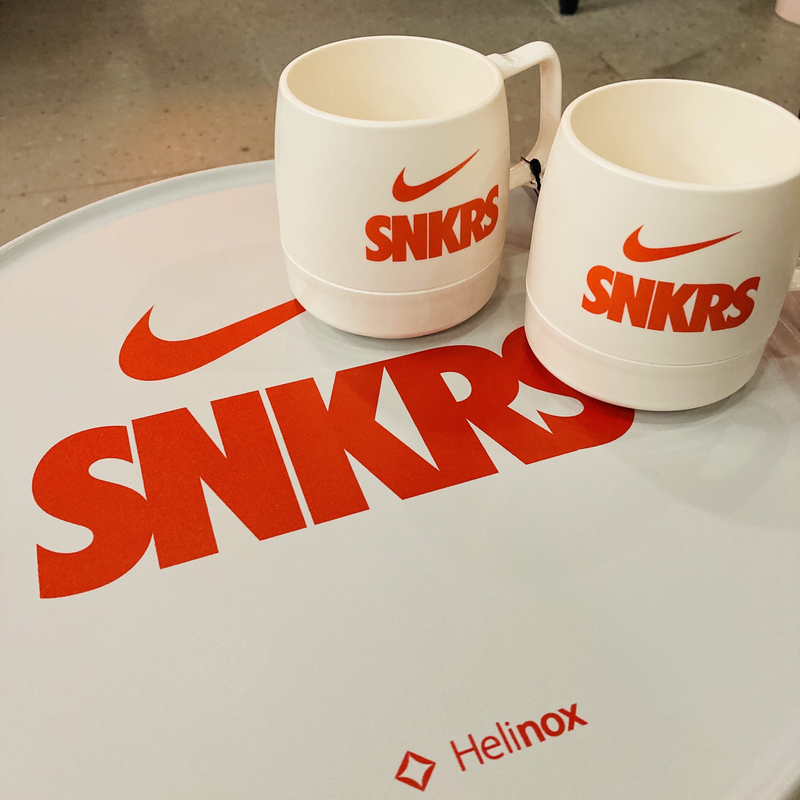 Helinox x Nike SNKRS 4th Anniversry Dinex Mug, Helinox x Nike SNKRS 4th Anniversary Side Table M 착용 스타일