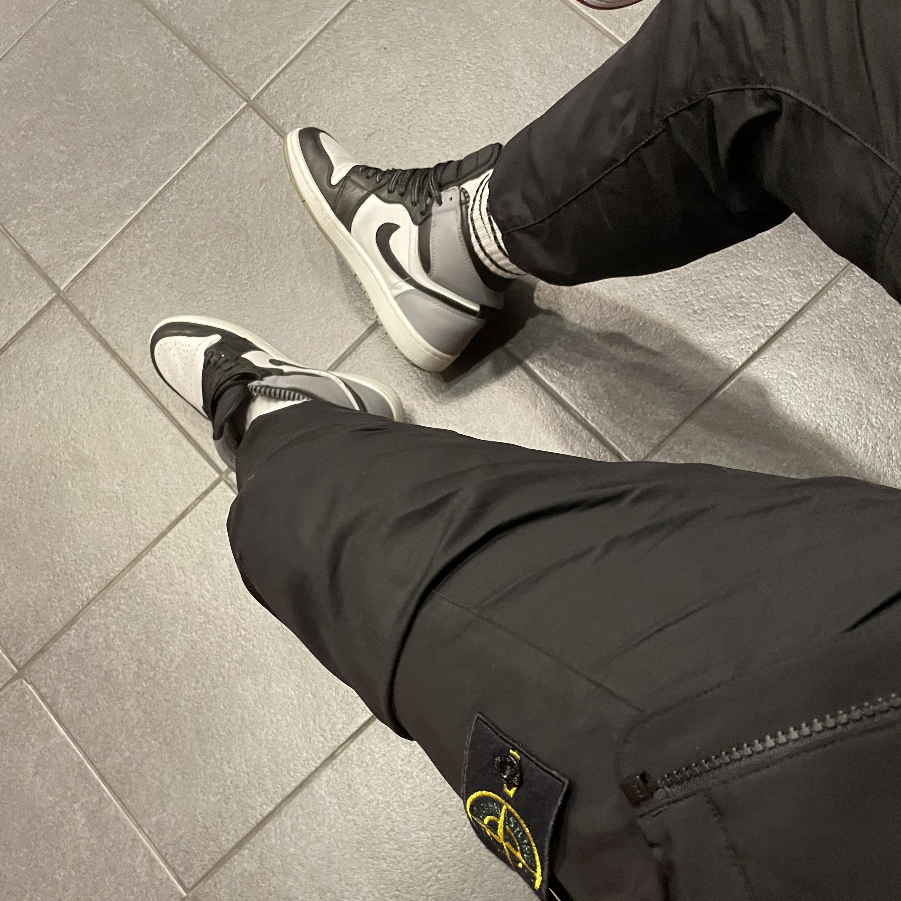 Jordan 1 Retro Barons, Stone Island 31303 Cargo Pants Black - 21SS 착용 스타일