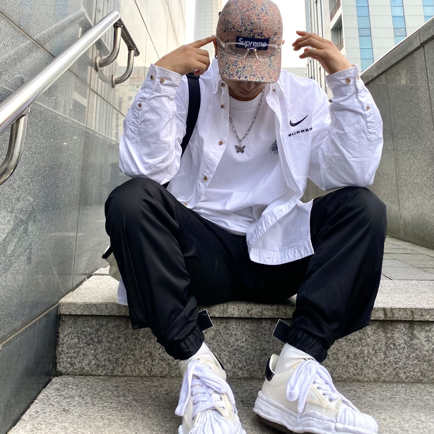 Supreme x Nike Cotton Twill Shirt White - 21SS, Maison Mihara Yasuhiro Blakey OG Sole Canvas Low-top Sneakers White 착용 스타일 - 1