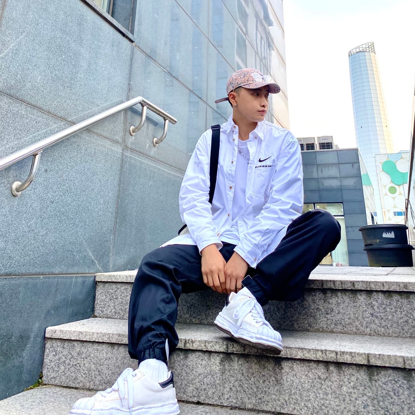 Supreme x Nike Cotton Twill Shirt White - 21SS, Maison Mihara Yasuhiro Blakey OG Sole Canvas Low-top Sneakers White 착용 스타일 - 2