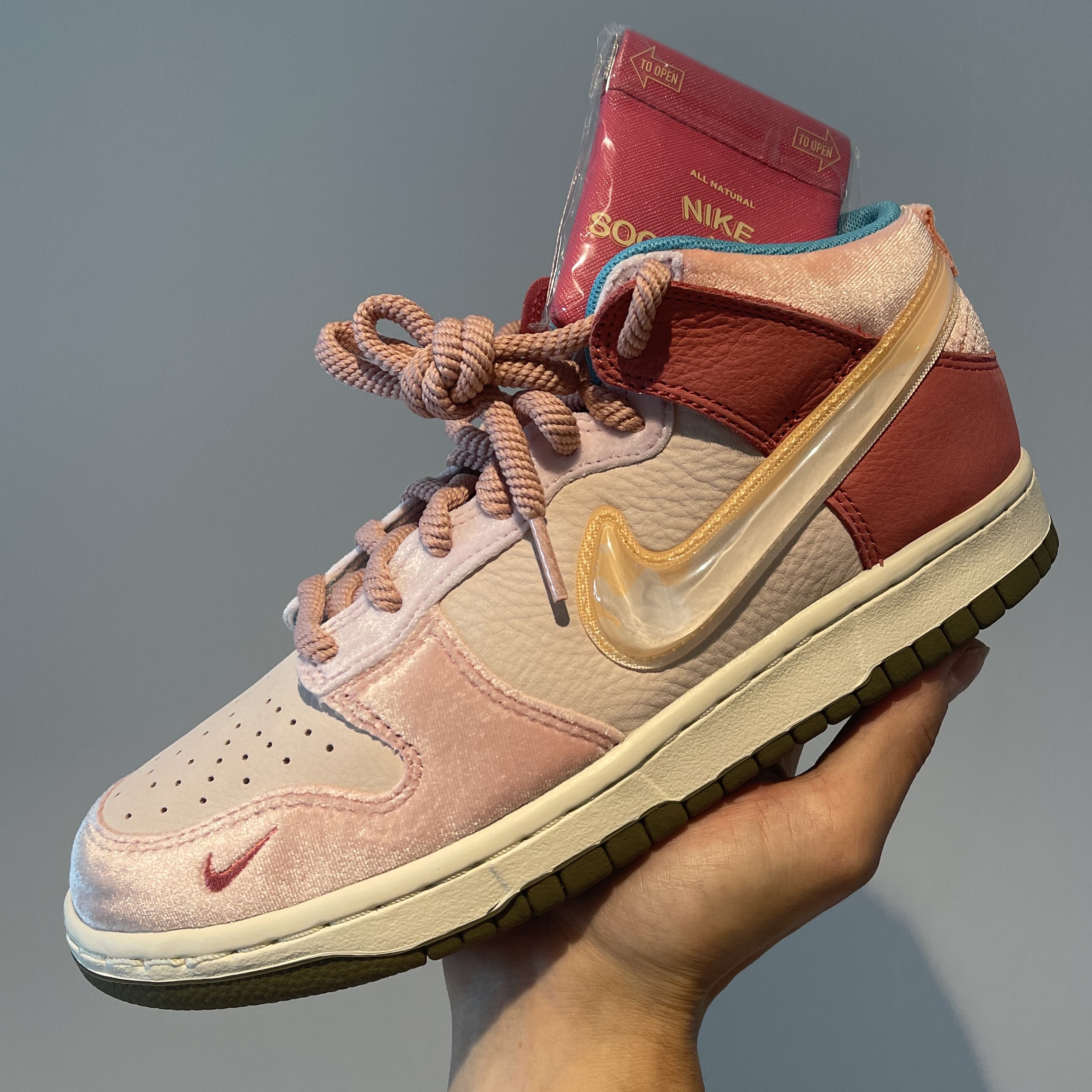 Nike x Social Status Dunk Mid Free Lunch Strawberry Milk 착용 스타일