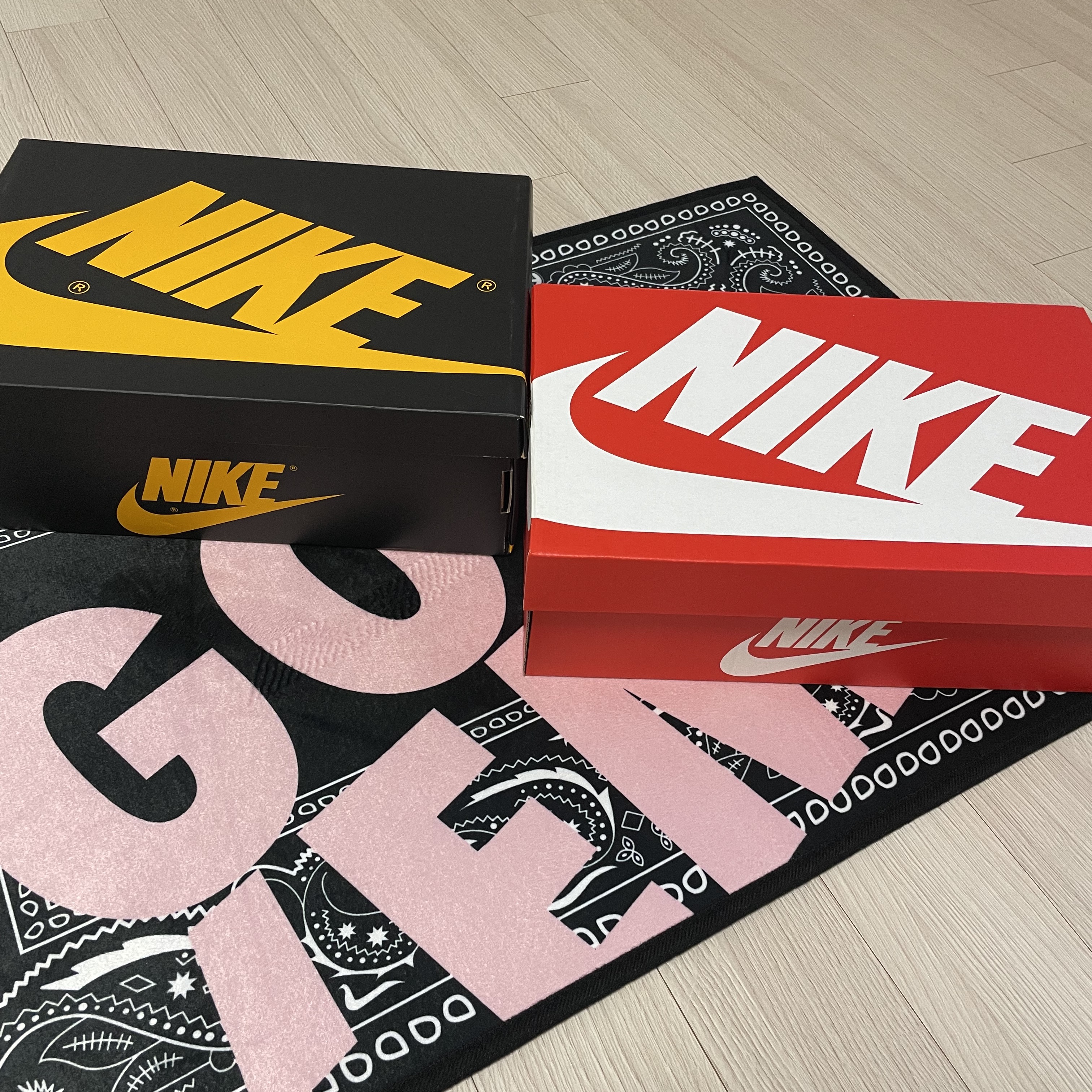 Nike Dunk Low Retro Championship Goldenrod, Jordan 1 Retro High OG Pollen 착용 스타일 - 1