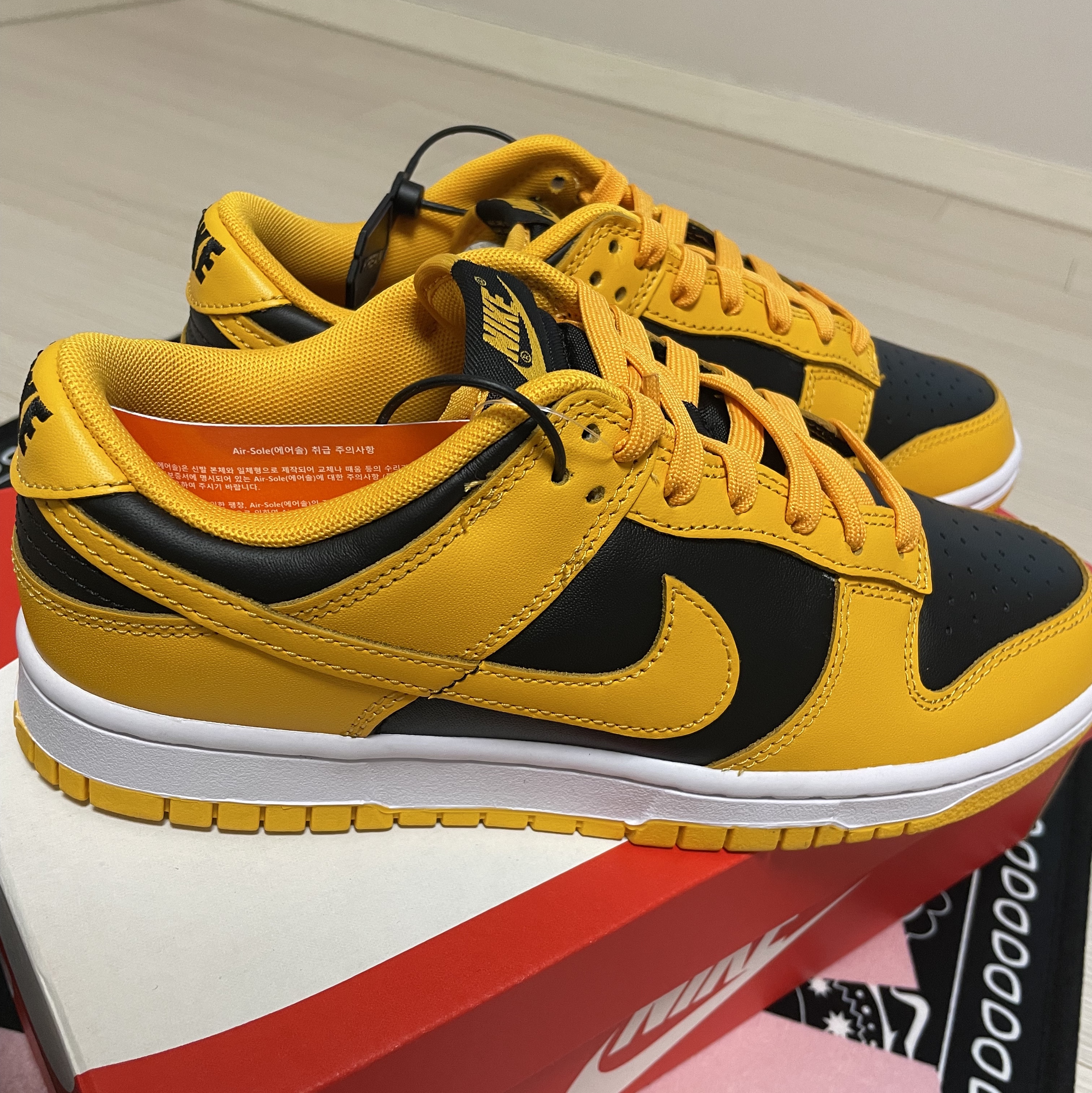 Nike Dunk Low Retro Championship Goldenrod, Jordan 1 Retro High OG Pollen 착용 스타일 - 4