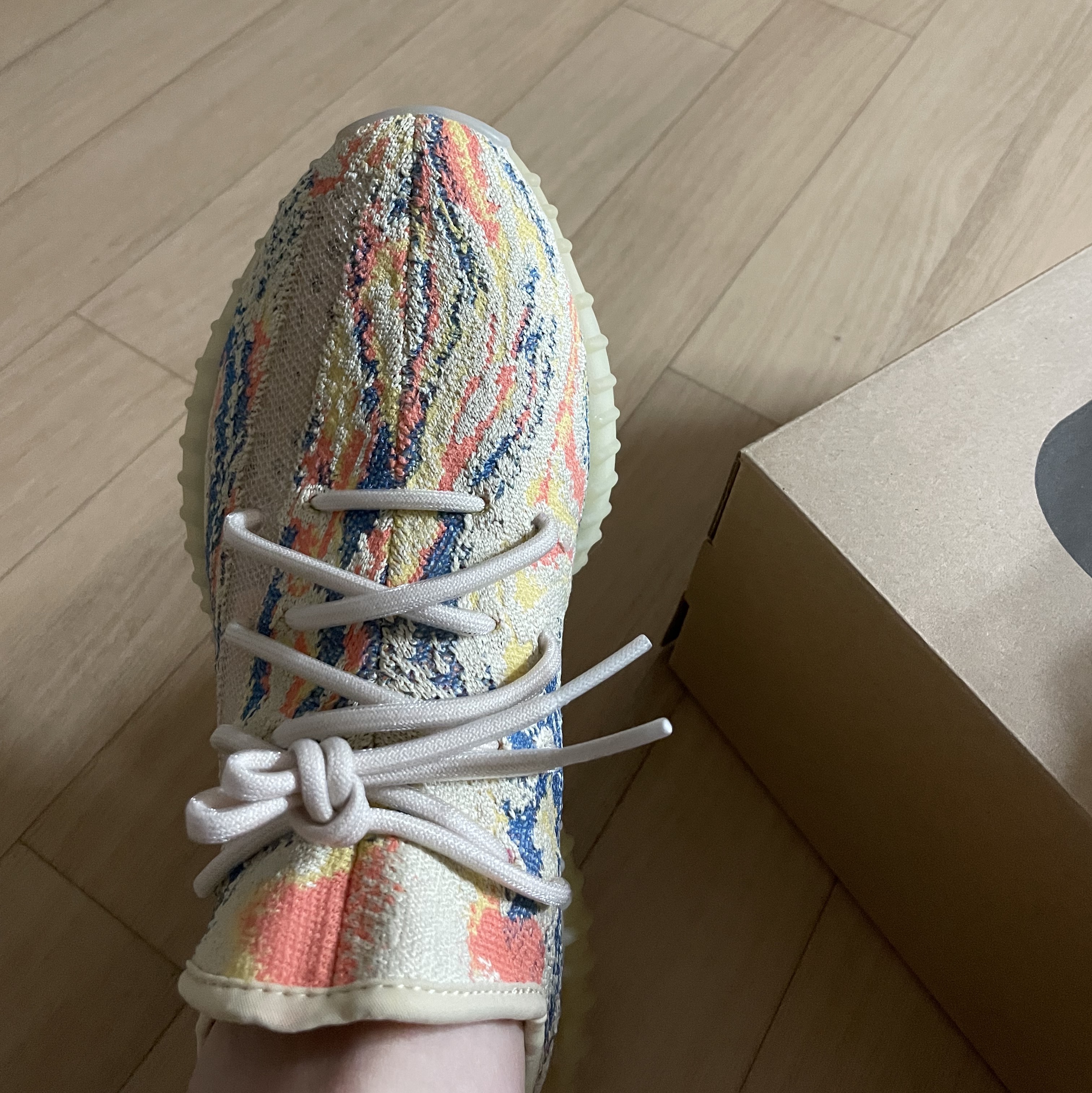 Adidas Yeezy Boost 350 V2 MX Oat 착용 스타일