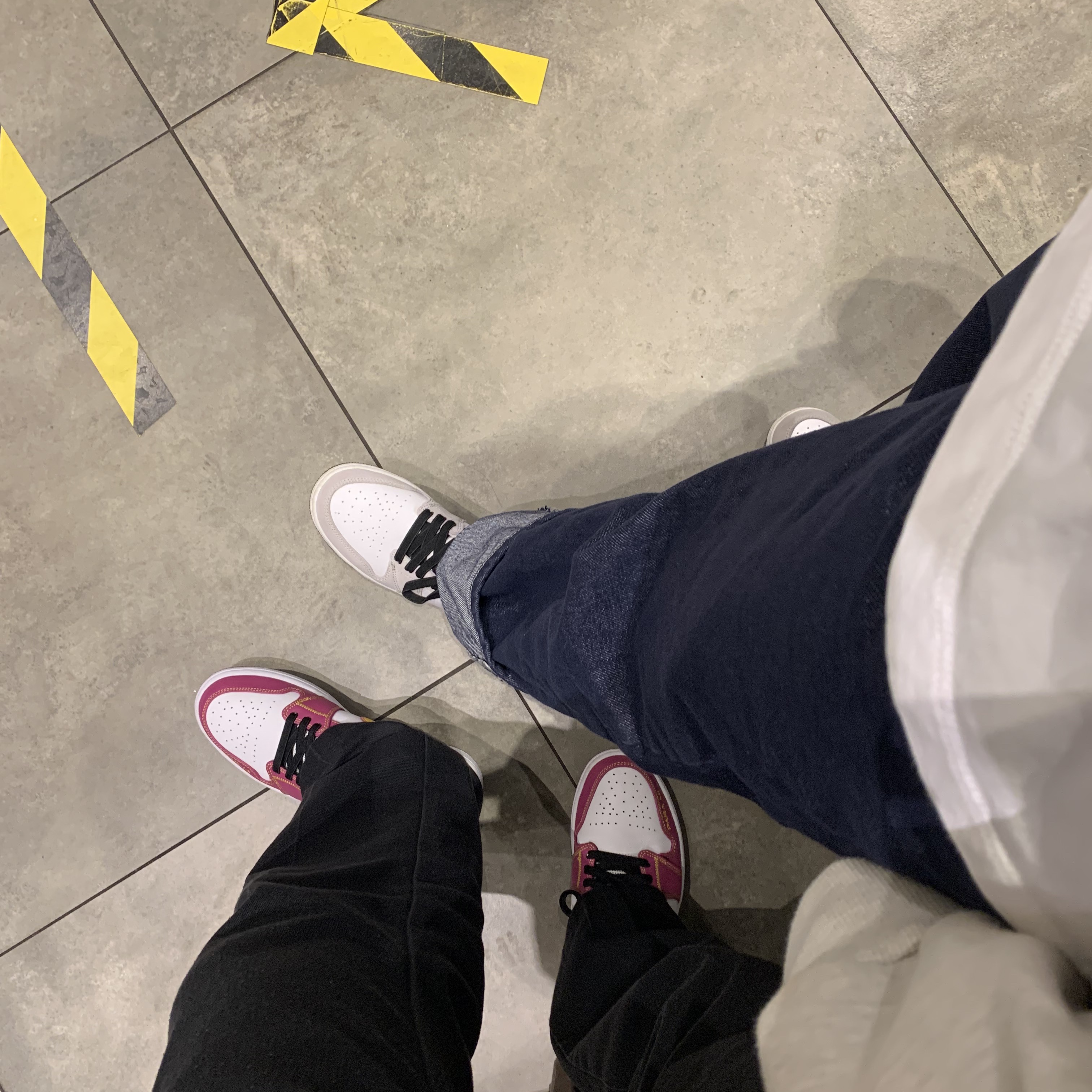 Jordan 1 Mid DOD Familia, Jordan 1 Retro High OG Light Smoke Grey 착용 스타일