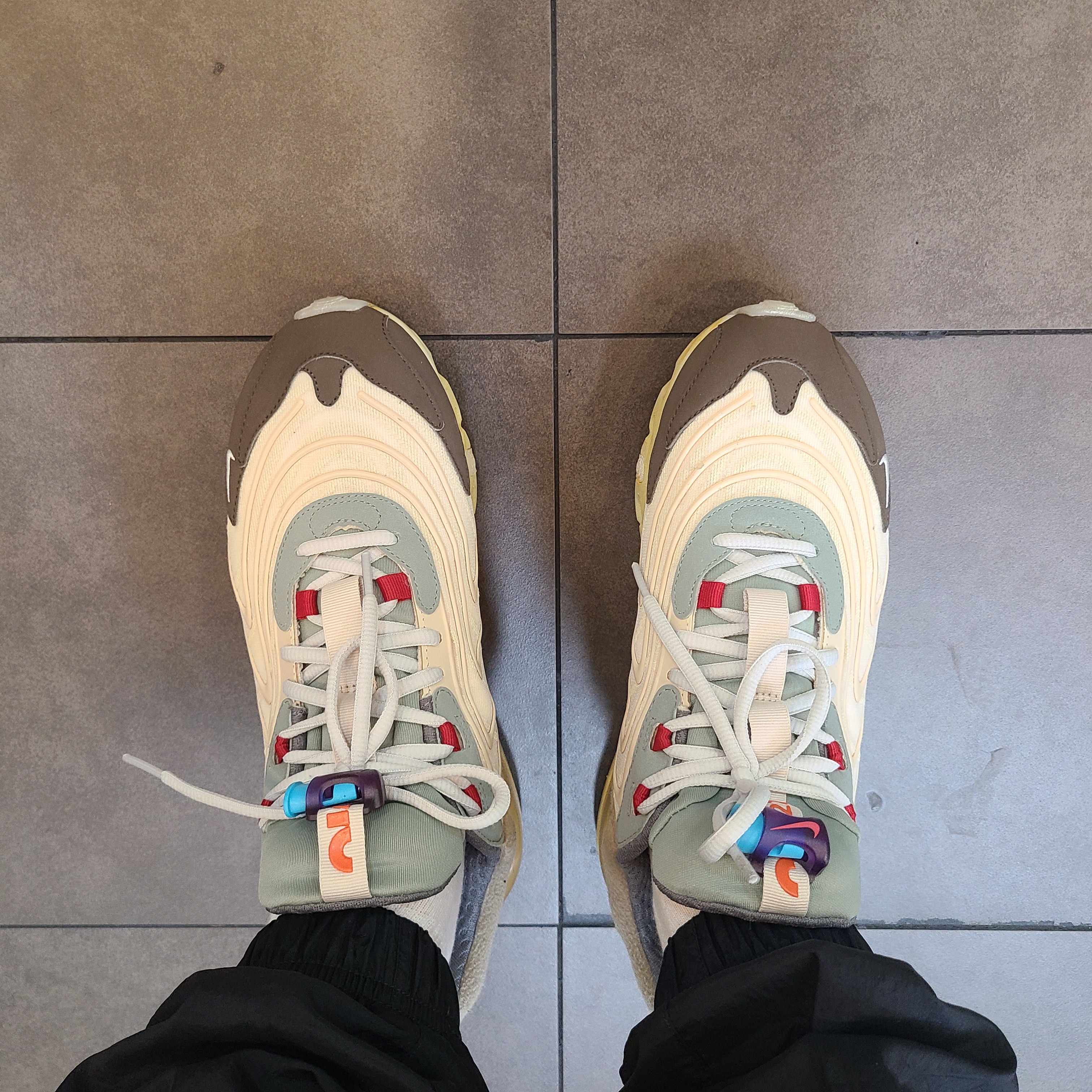 Nike x Travis Scott Air Max 270 React Cactus Trails 착용 스타일