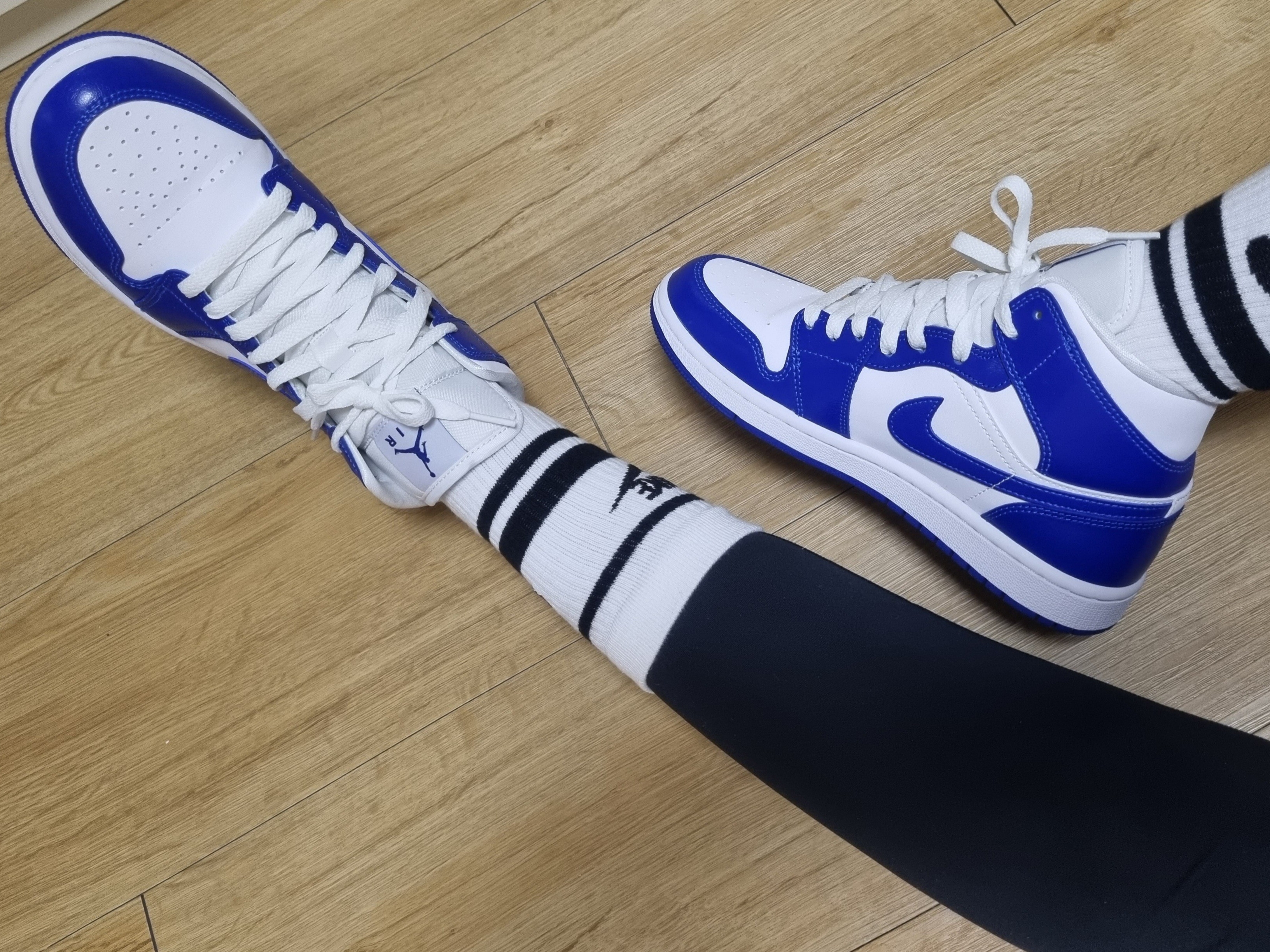 (W) Jordan 1 Mid White Hyper Royal 착용 스타일