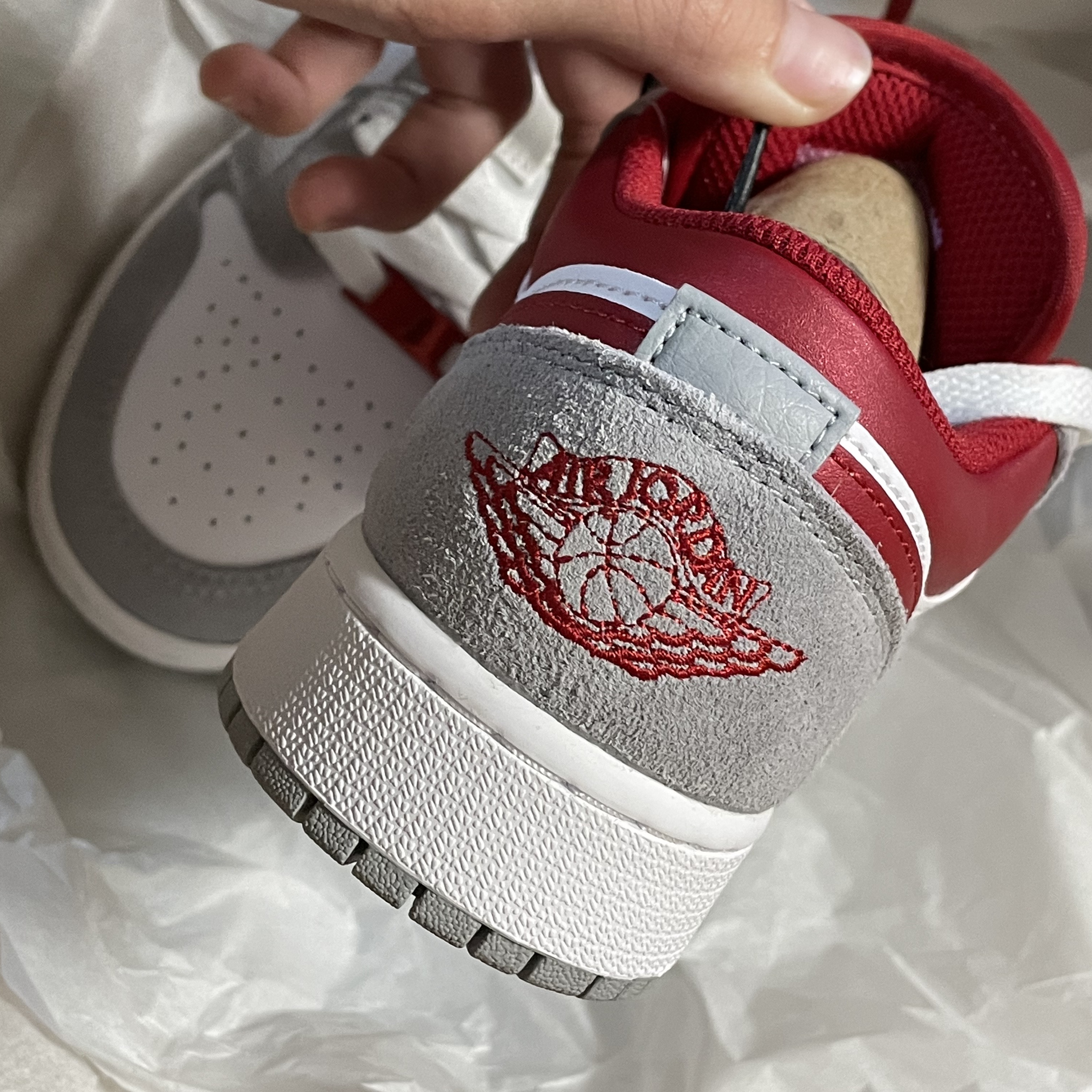 (GS) Jordan 1 Low SE Light Smoke Grey Gym Red 착용 스타일 - 2