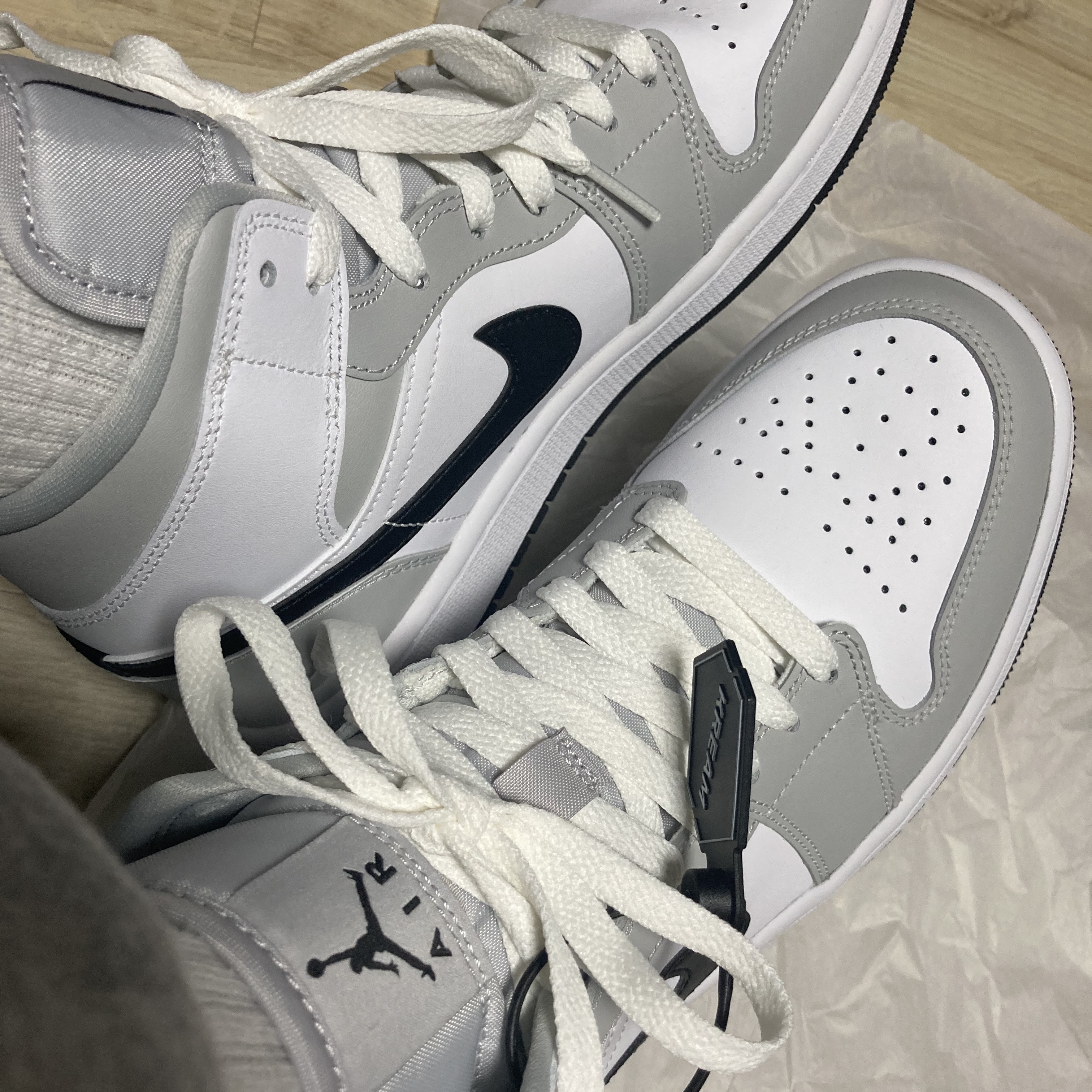 (W) Jordan 1 Mid Grey Fog 착용 스타일 - 1