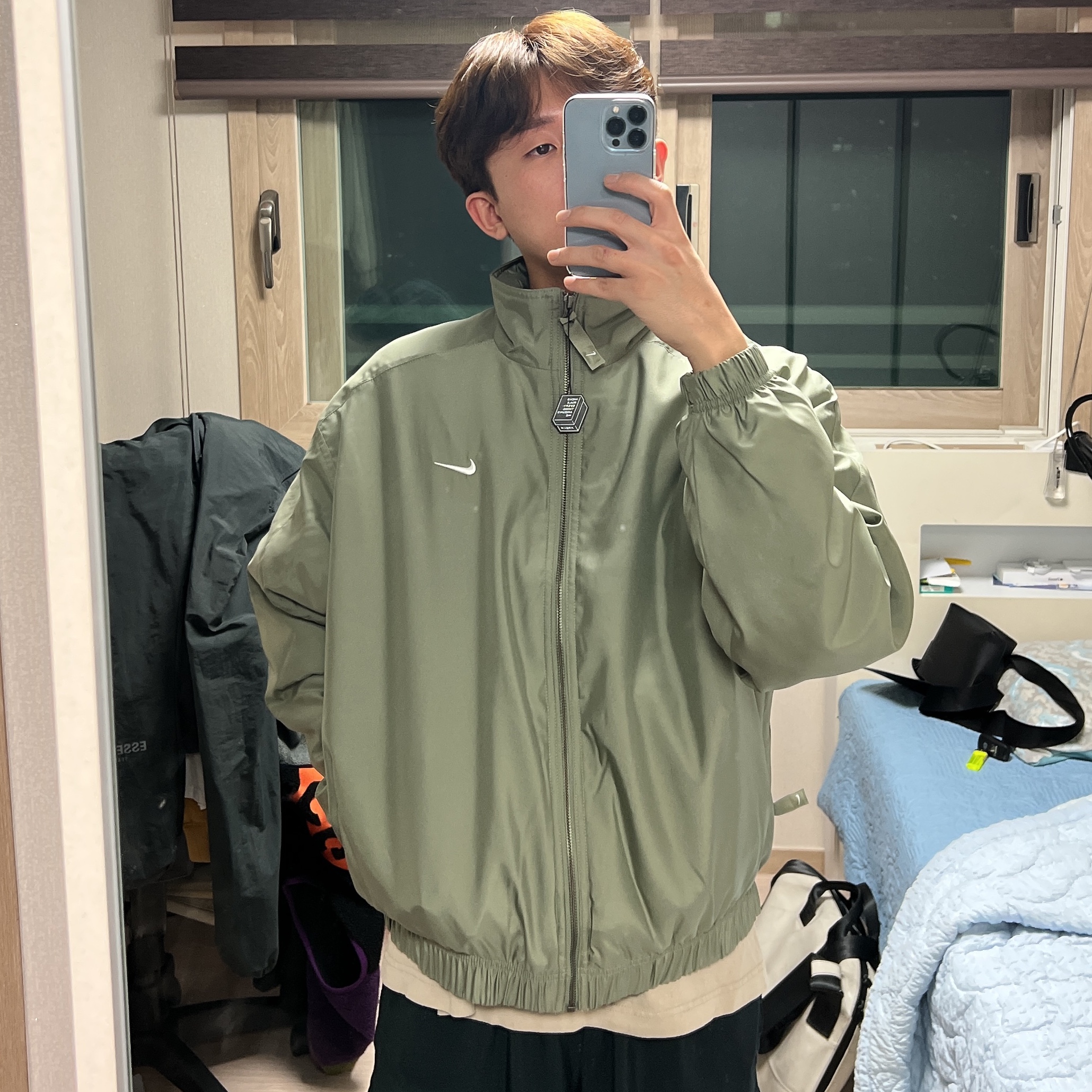 Nike NRG Solo Swoosh Satin Bomber Jacket Light Army - Asia 착용 스타일
