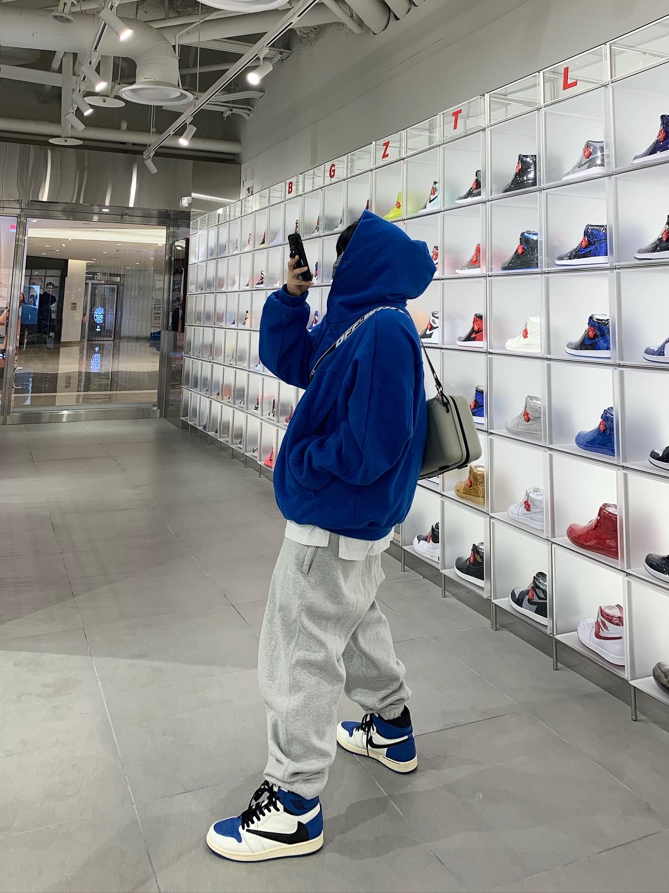 Jordan 1 x Travis Scott x Fragment Retro High OG SP Military Blue, Off-White x Amore Pacific Protection Box (Without Cosmetics) 착용 스타일