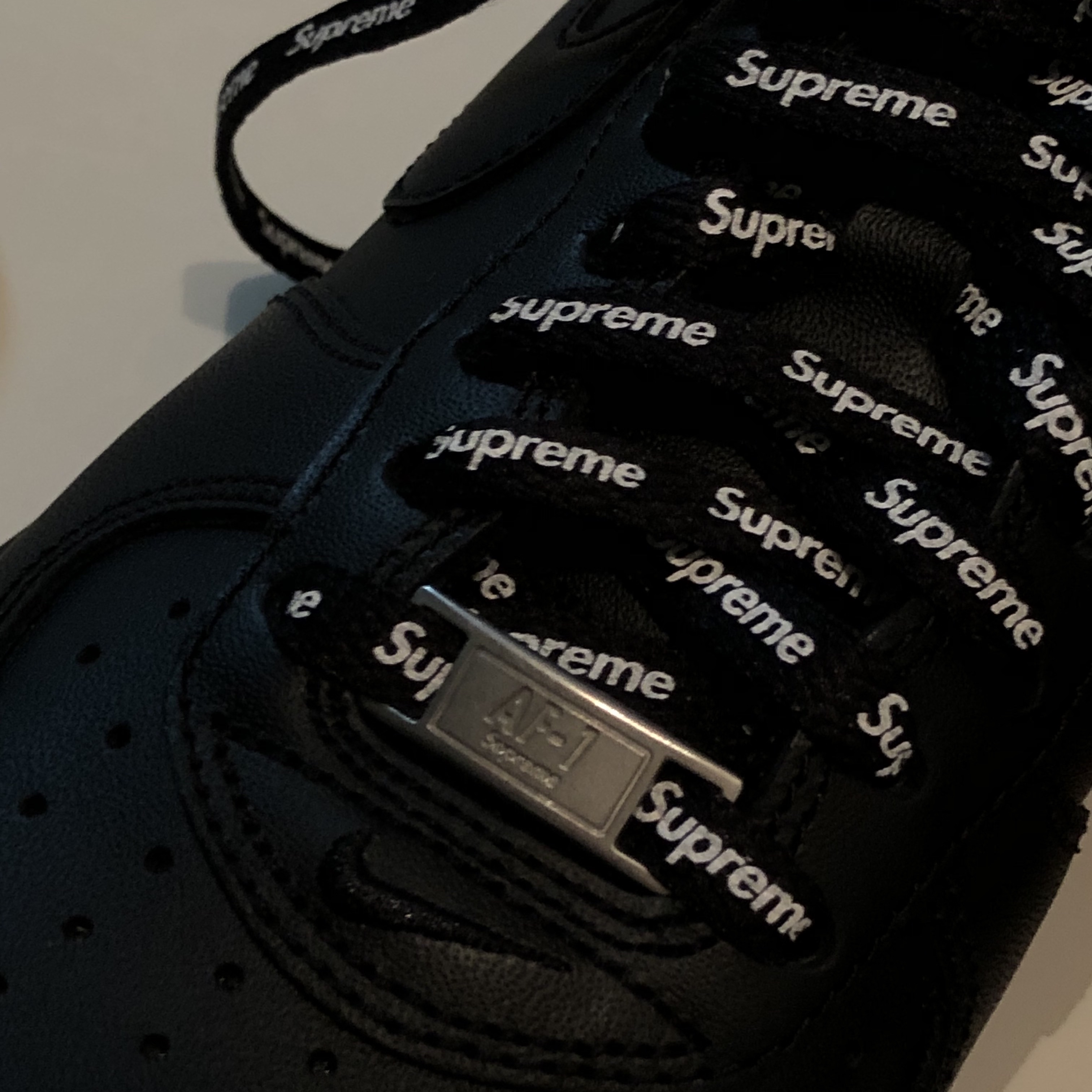 Nike x Supreme Air Force 1 Low Black 착용 스타일