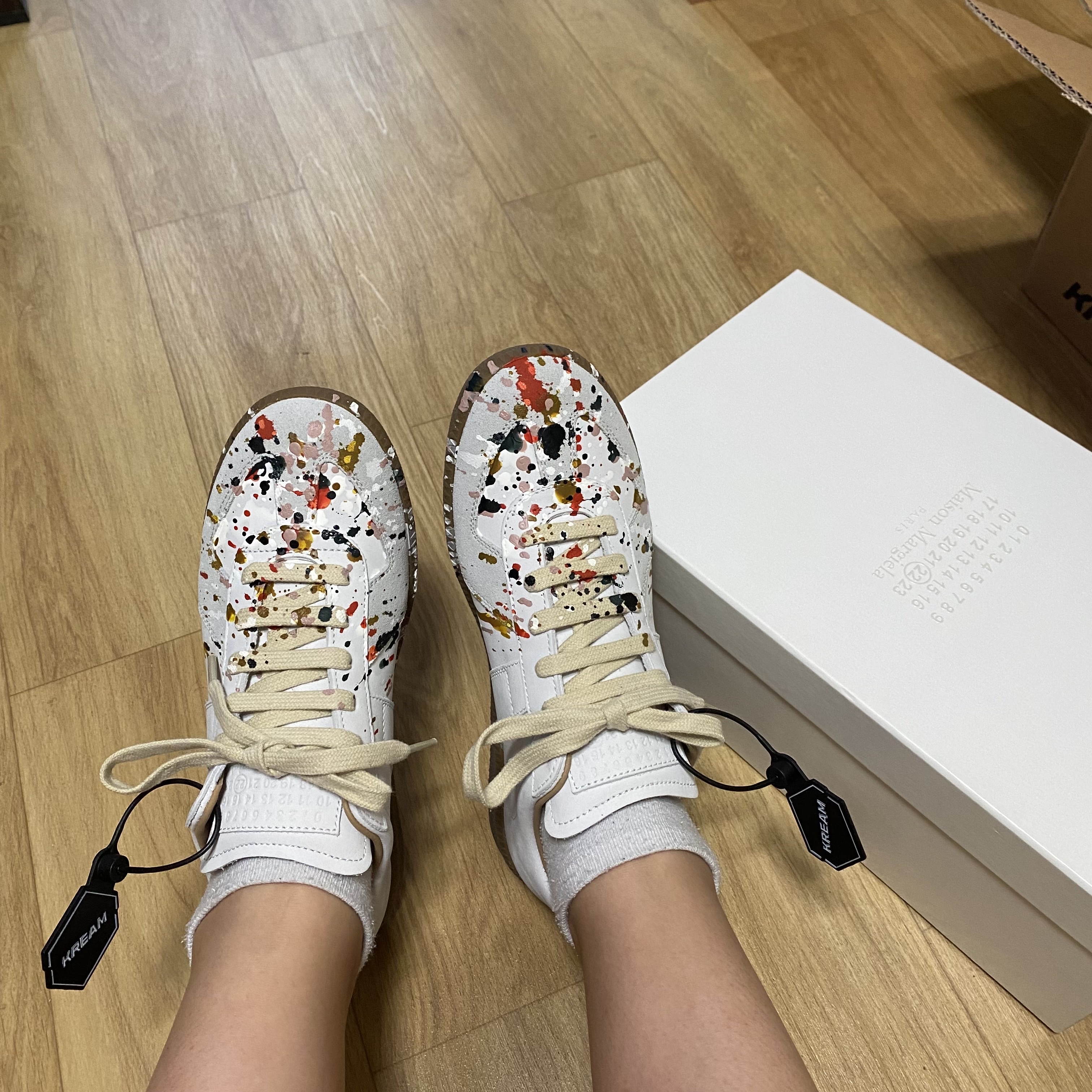 (W) Maison Margiela Replica Paint Drop Sneakers White 착용 스타일 - 2
