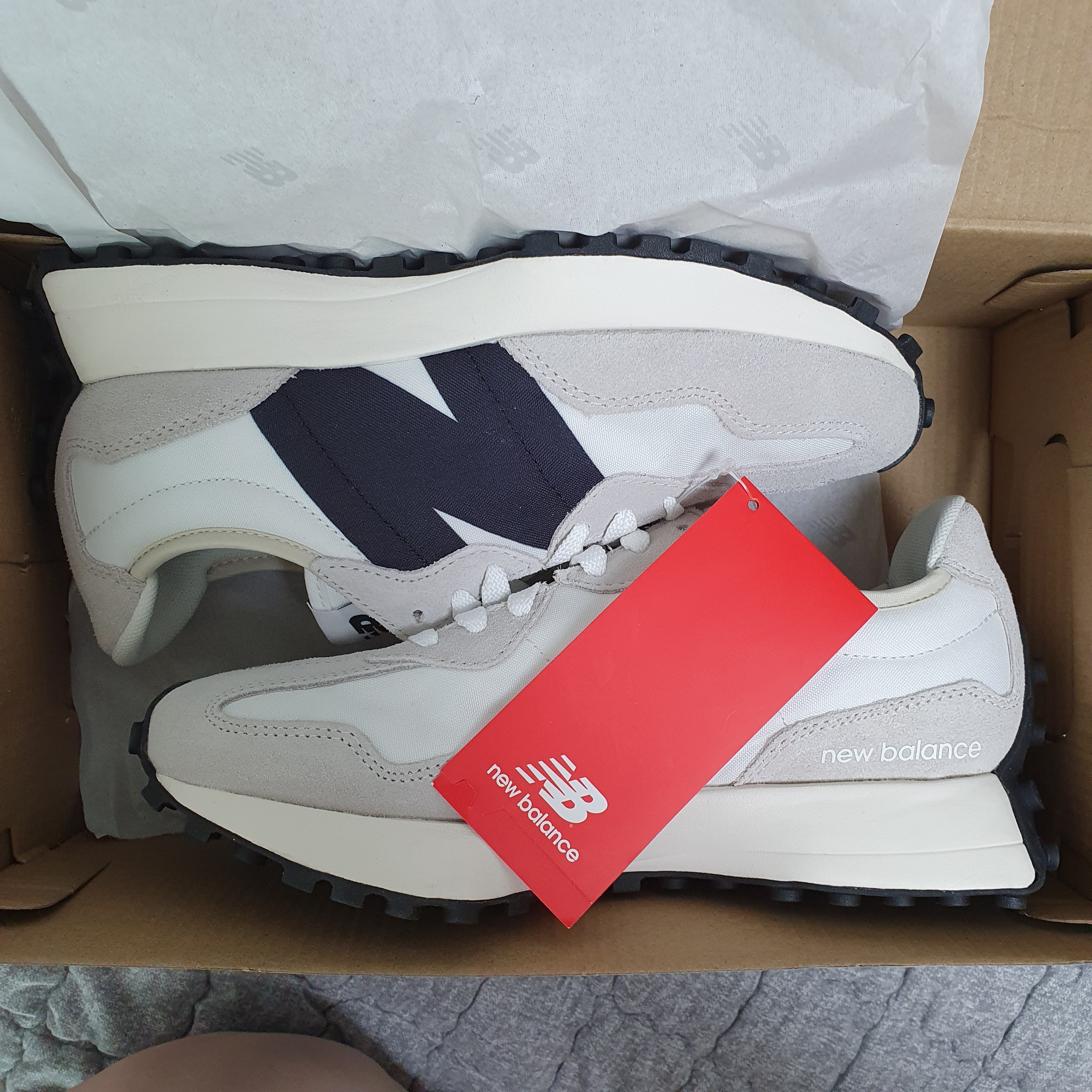 New Balance 327 White Black 착용 스타일