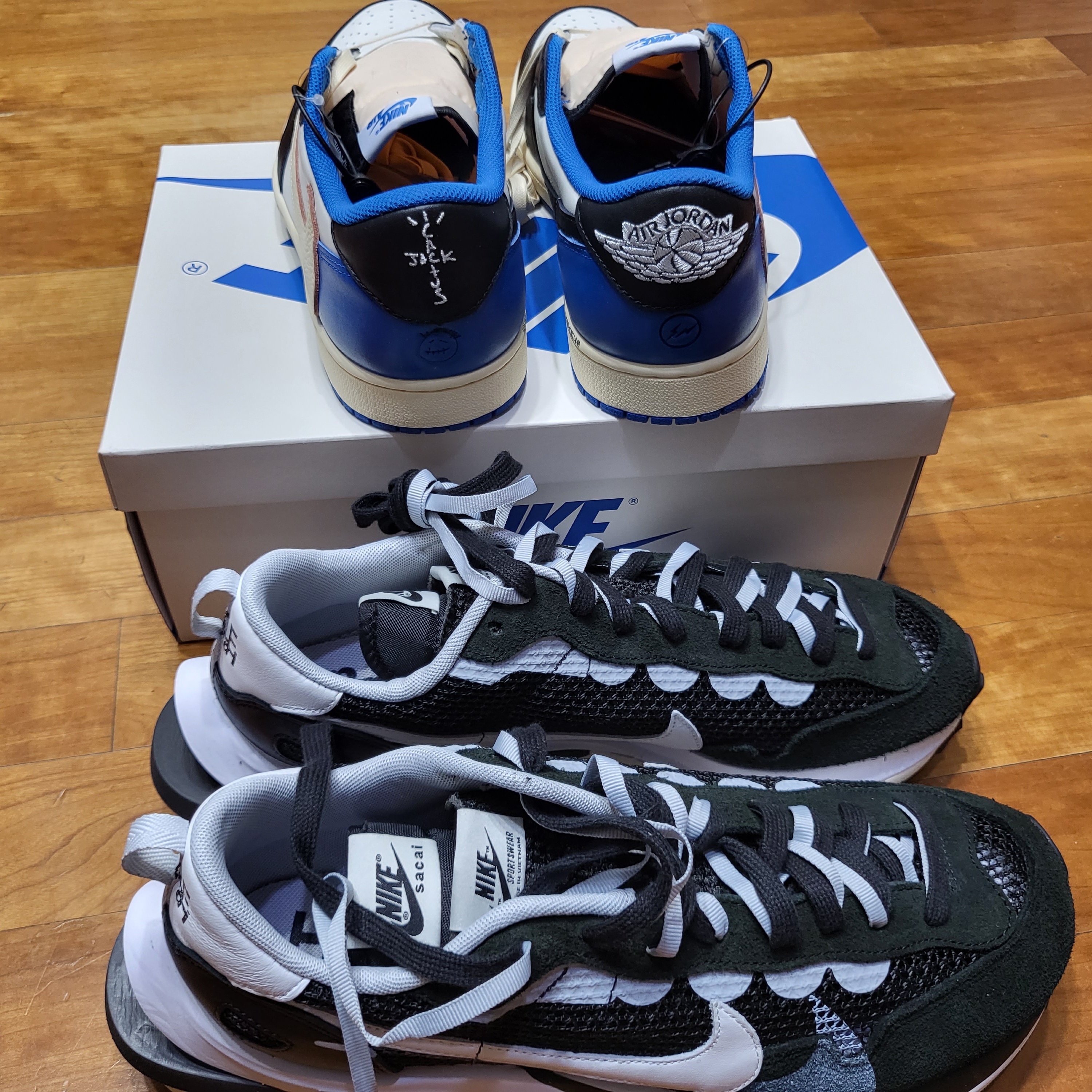 Jordan 1 x Travis Scott x Fragment Retro Low OG SP Military Blue, Nike x Sacai VaporWaffle Black White 착용 스타일