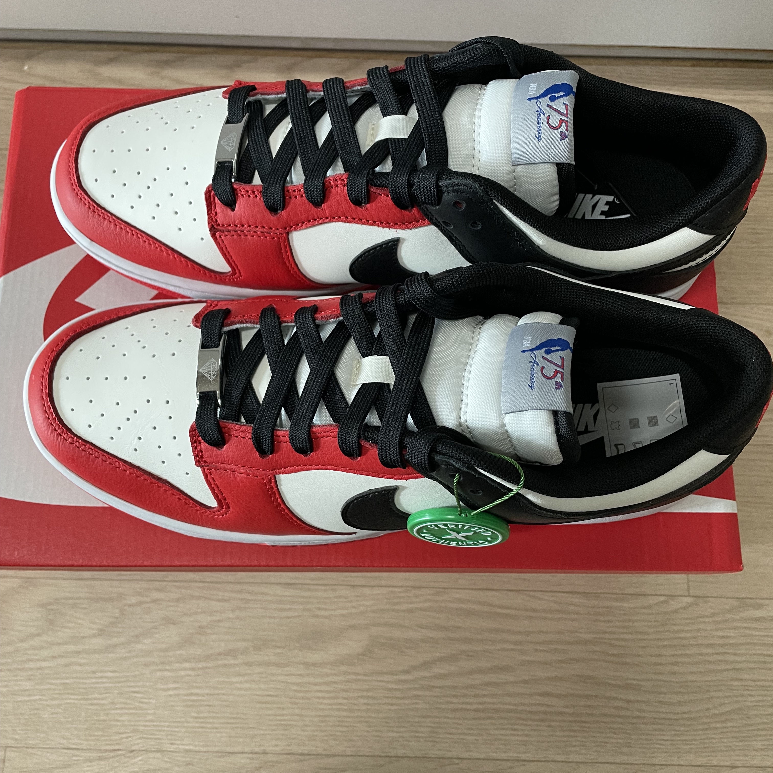 Nike x NBA Dunk Low Retro EMB Black and Chile Red 착용 스타일 - 3