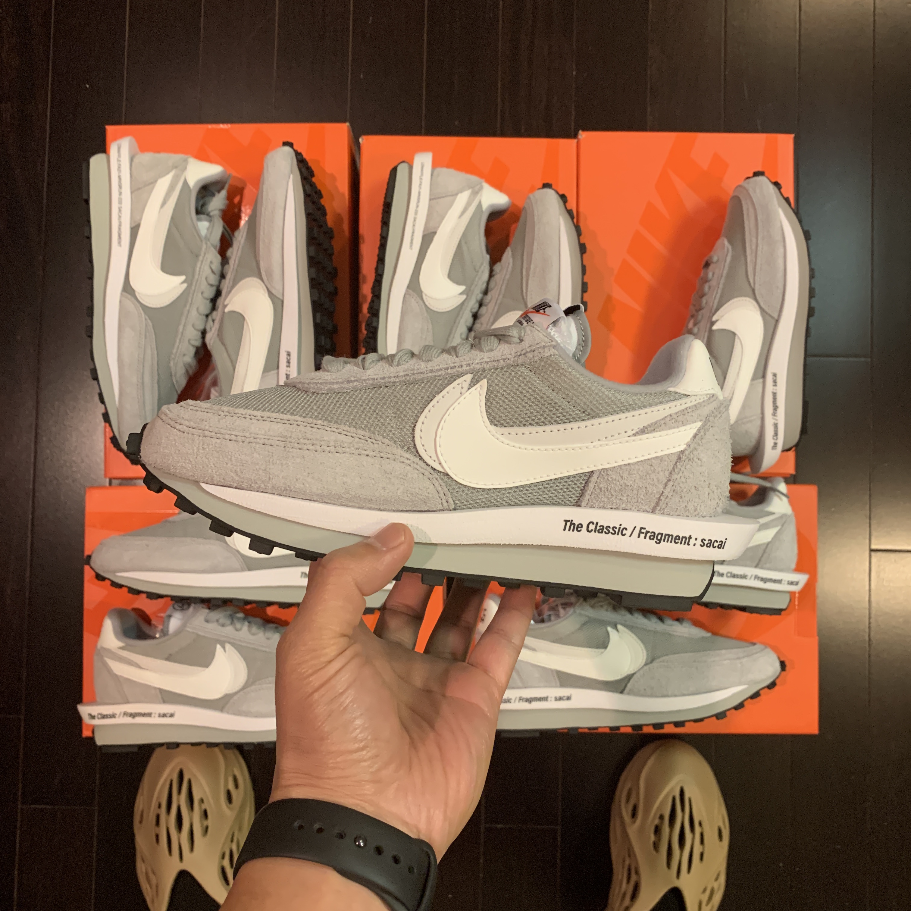 Nike x Sacai x Fragment LDWaffle Light Smoke Grey, Adidas Yeezy Foam RNNR Ochre 착용 스타일