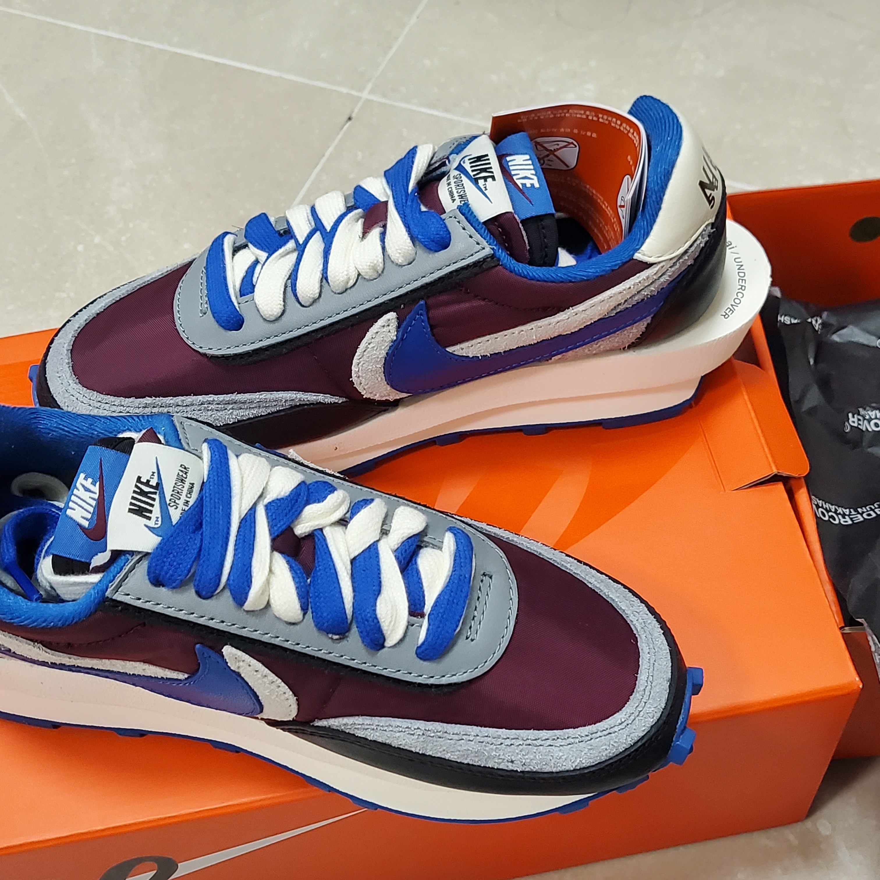 Nike x Sacai x Undercover LDWaffle Night Maroon Team Royal 착용 스타일