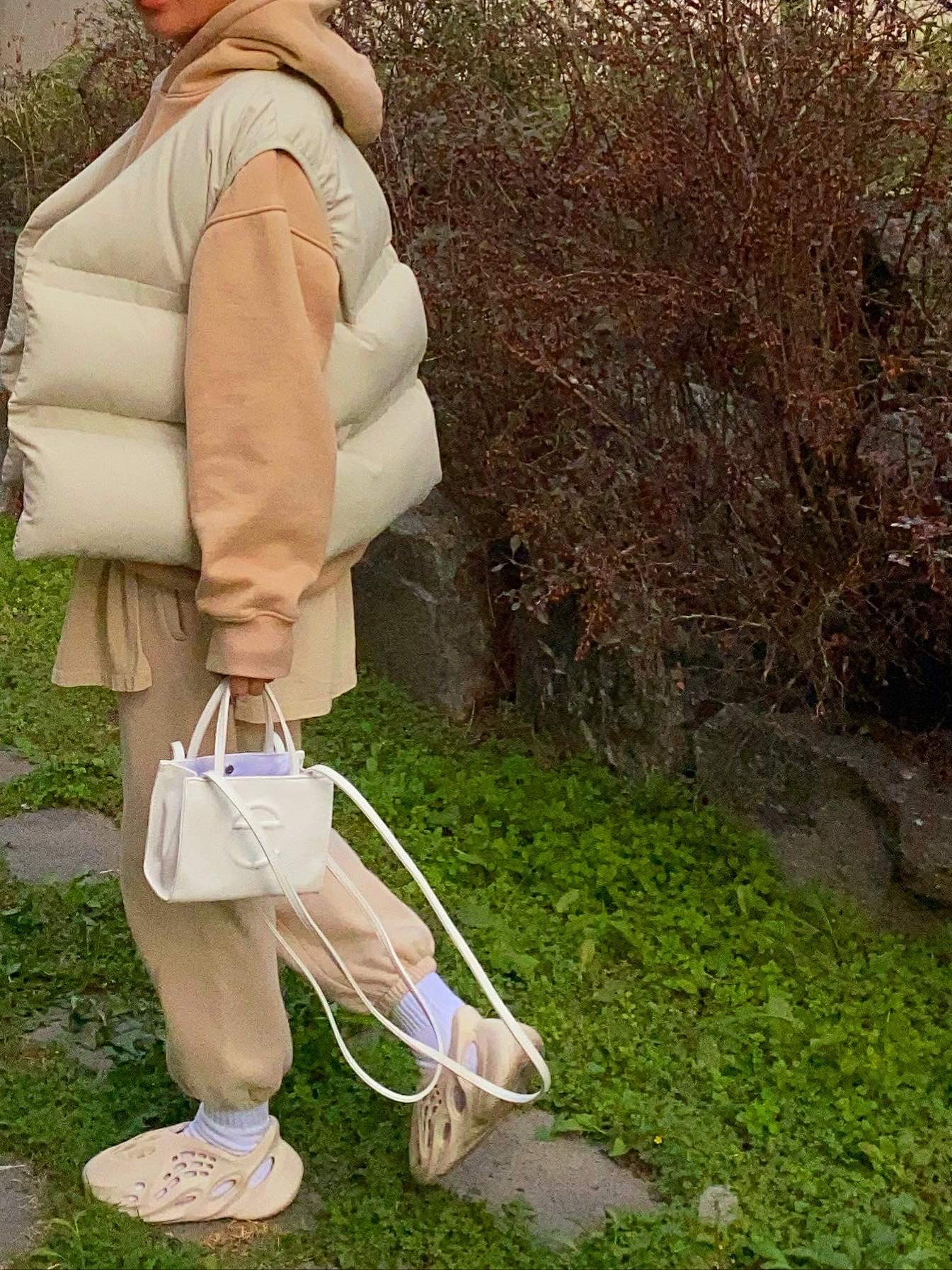 Adidas Yeezy Foam RNNR Sand 착용 스타일 - 4