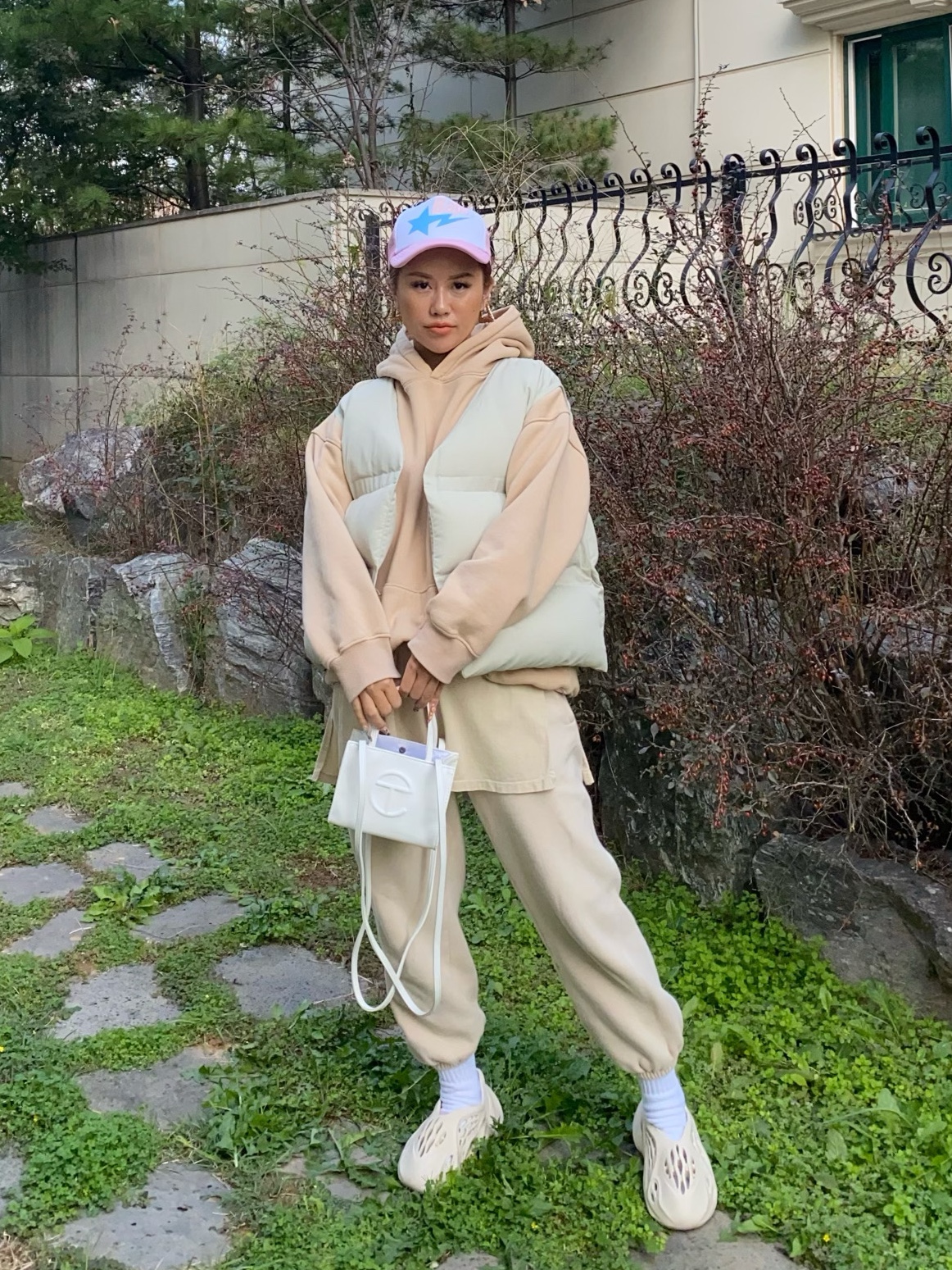 Adidas Yeezy Foam RNNR Sand 착용 스타일 - 2