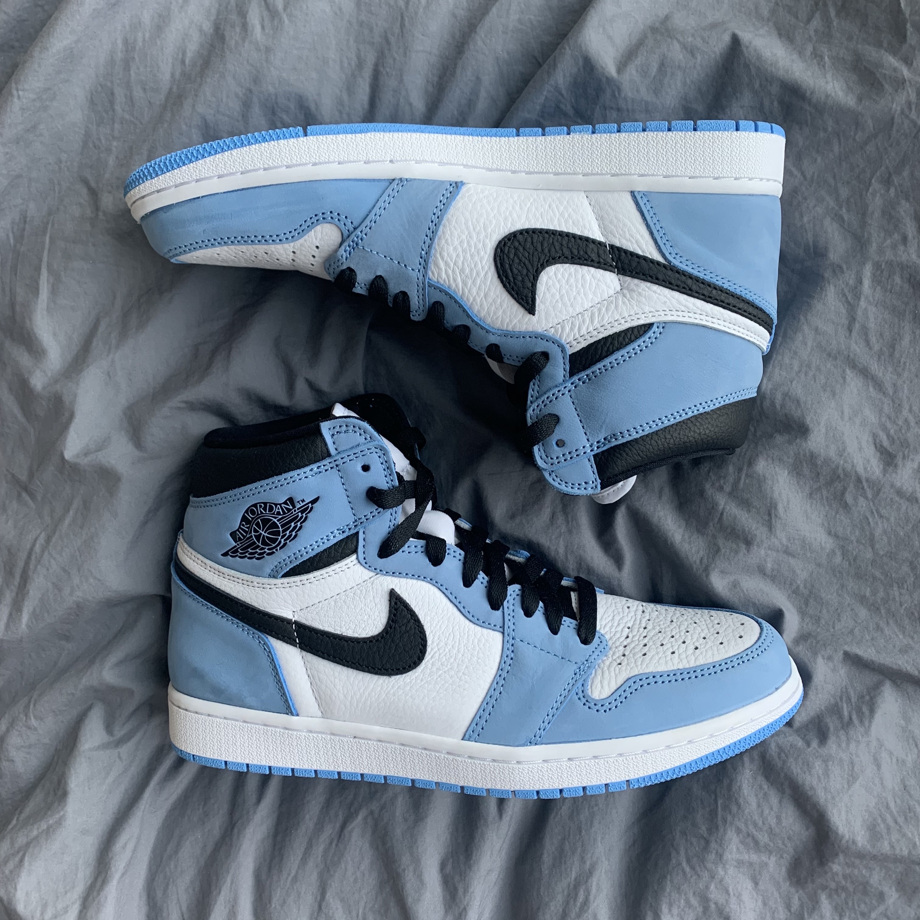 Jordan 1 Retro High OG University Blue, New Balance 992 Made in USA White Silver 착용 스타일 - 1