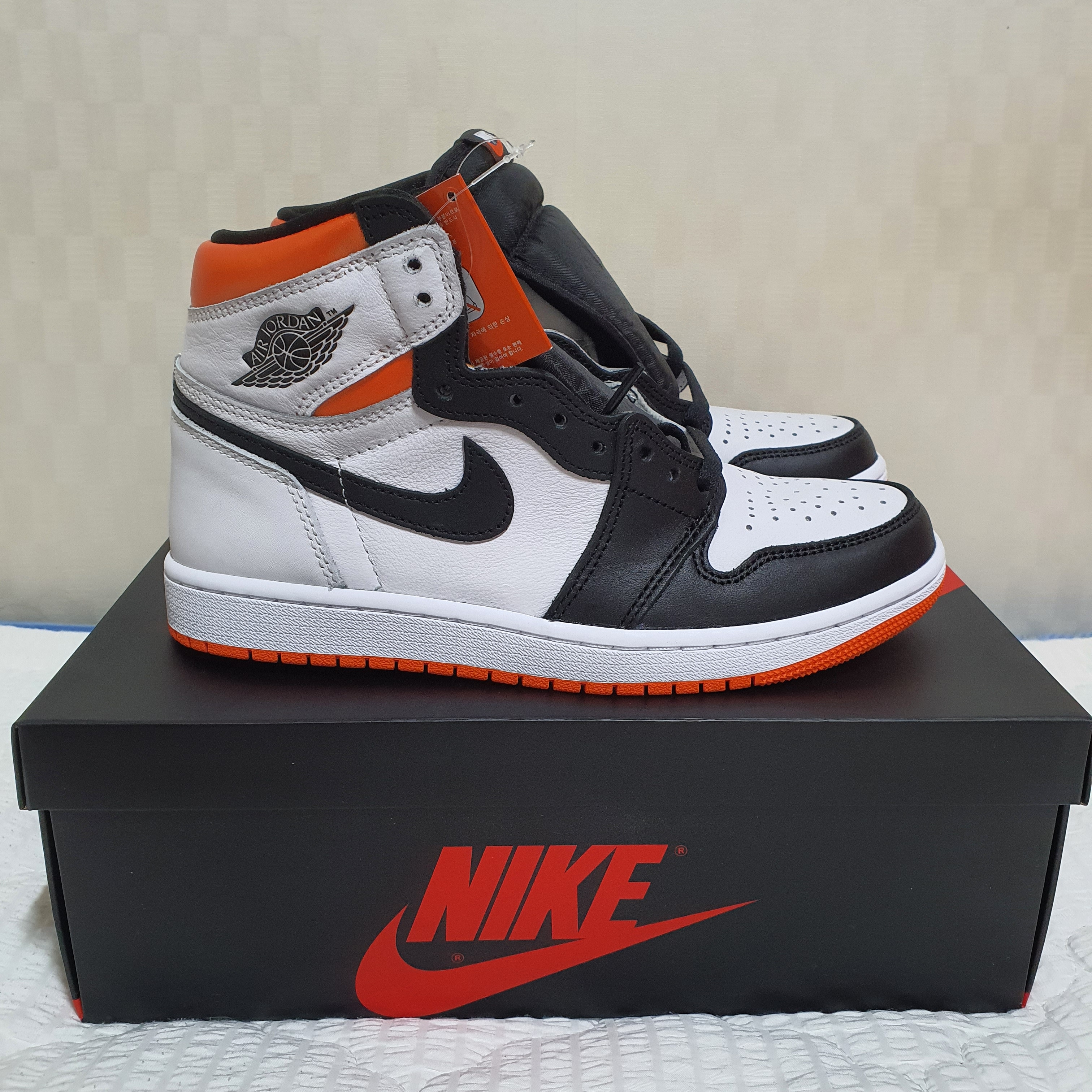 Jordan 1 Retro High OG Electro Orange 착용 스타일