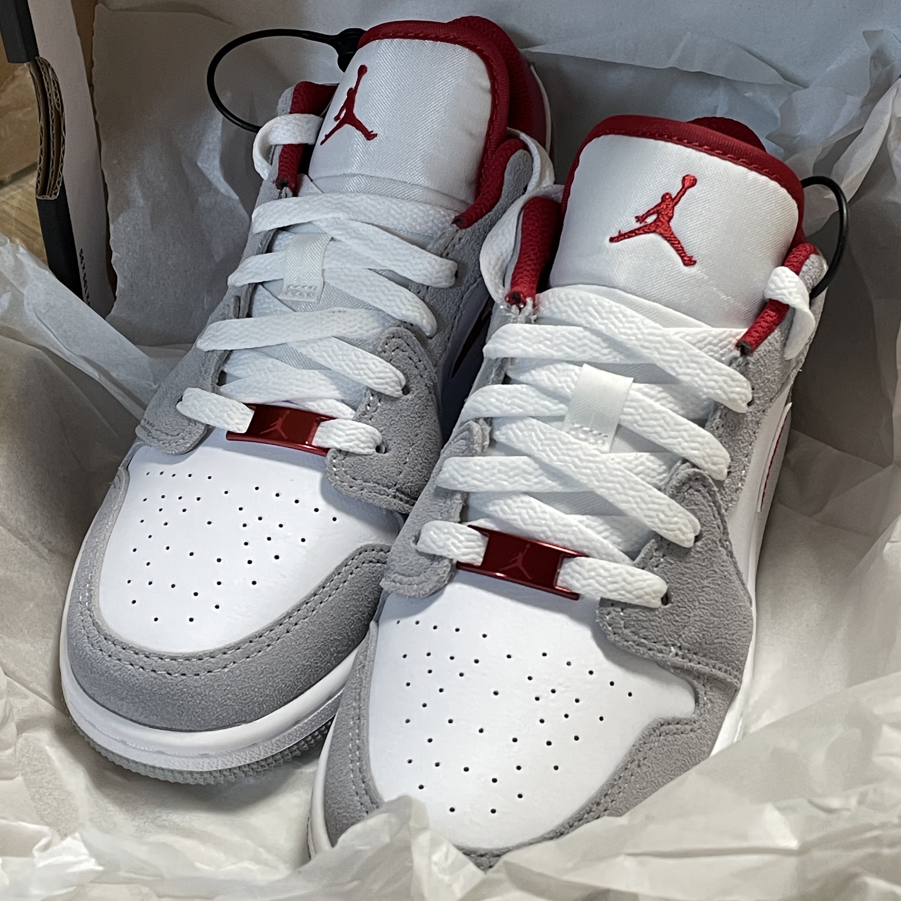 (GS) Jordan 1 Low SE Light Smoke Grey Gym Red 착용 스타일 - 3