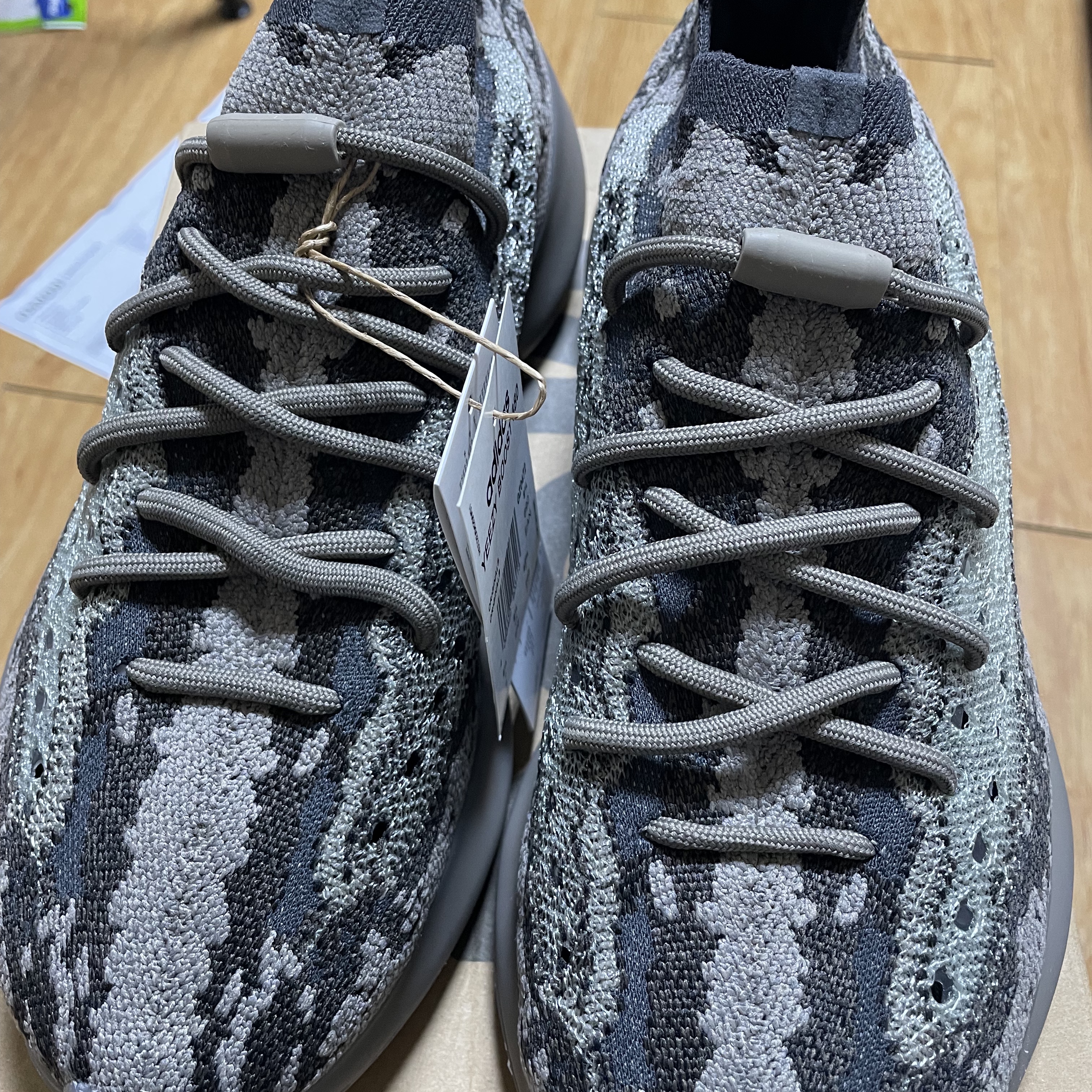 Adidas Yeezy Boost 380 Stone Salt 착용 스타일 - 1