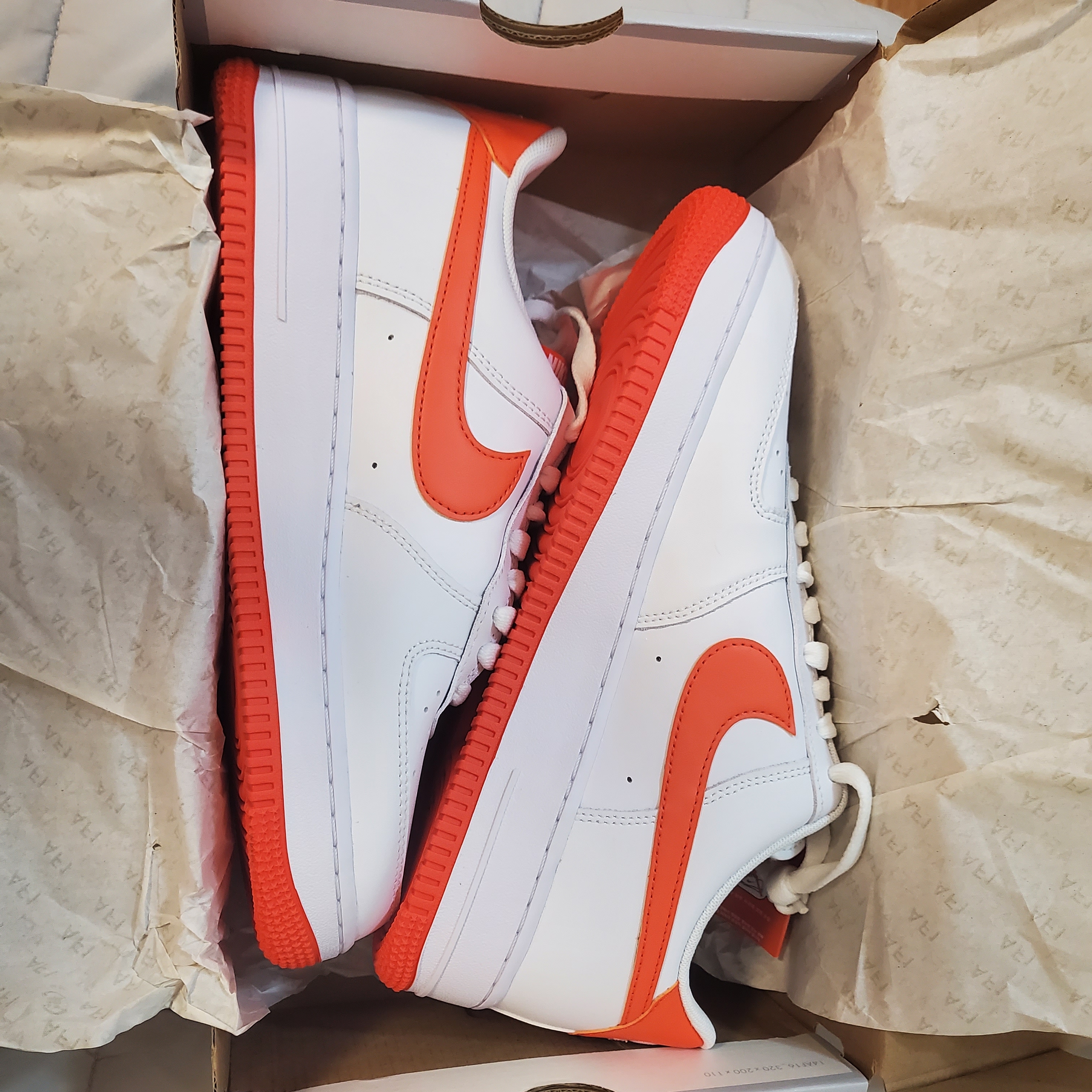 Nike Air Force 1 '07 Low White Team Orange 착용 스타일 - 2