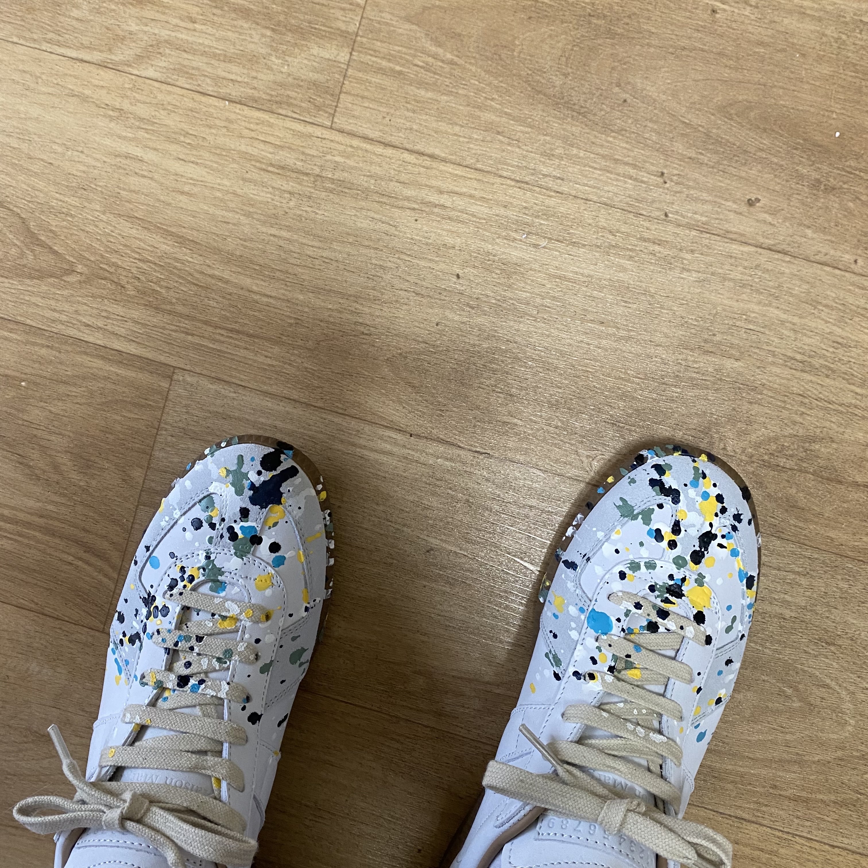(W) Maison Margiela Replica Paint Drop Sneakers Light Grey 착용 스타일 - 2