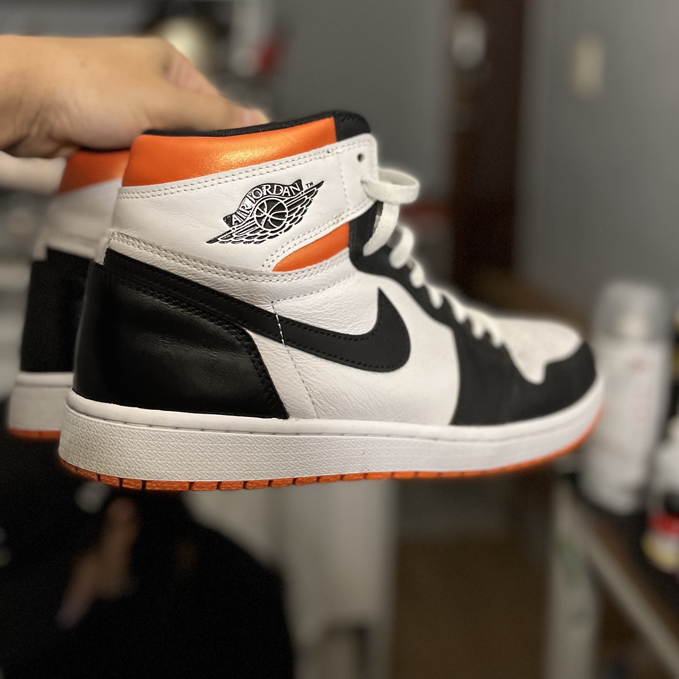 Jordan 1 Retro High OG Electro Orange 착용 스타일