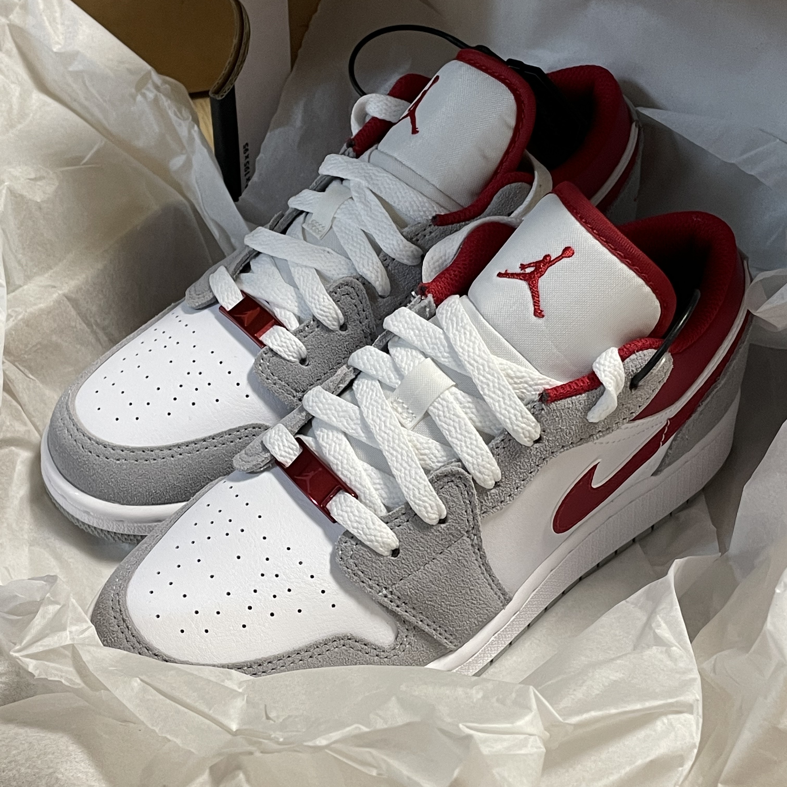 (GS) Jordan 1 Low SE Light Smoke Grey Gym Red 착용 스타일 - 1