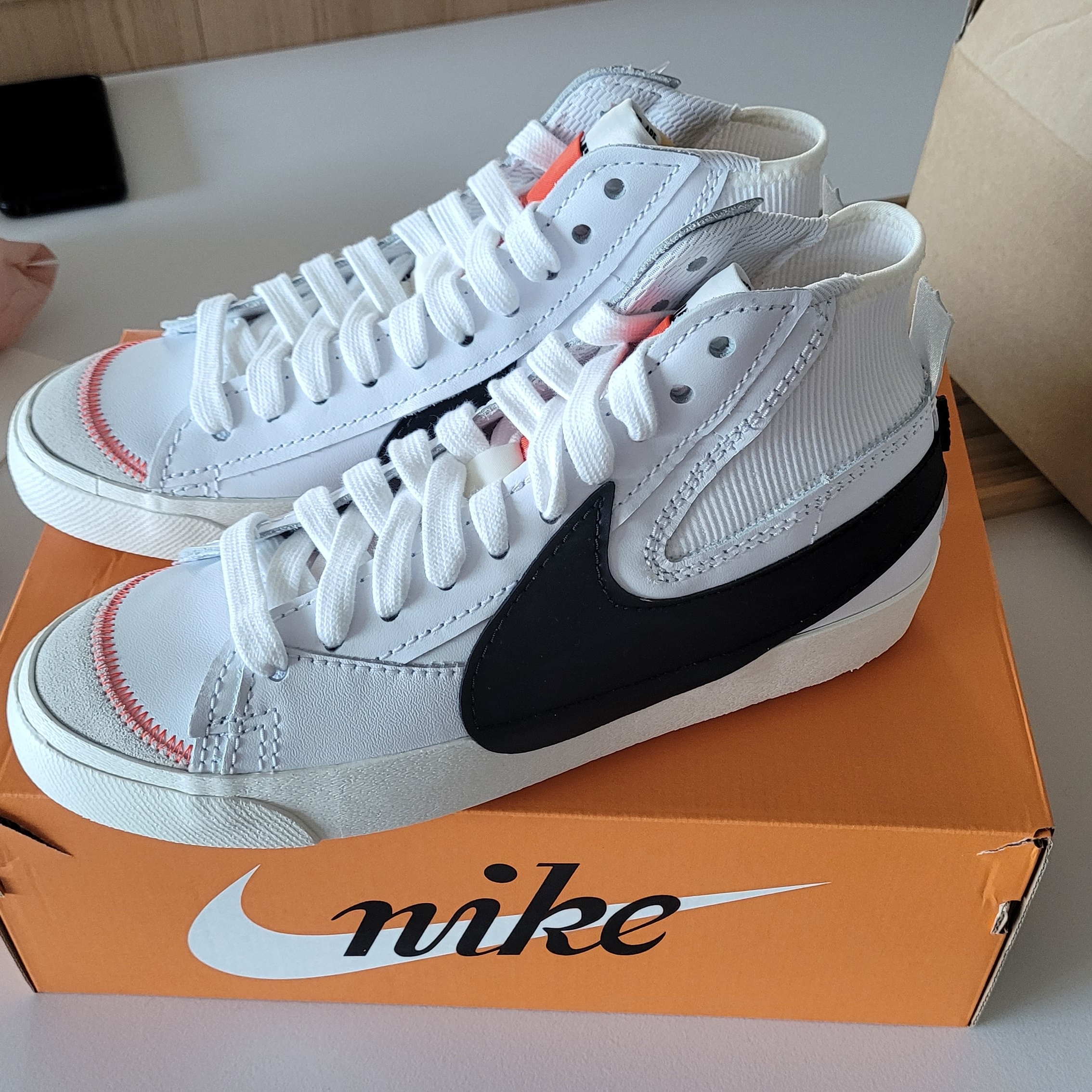 Nike Blazer Mid '77 Jumbo White and Black 착용 스타일 - 1