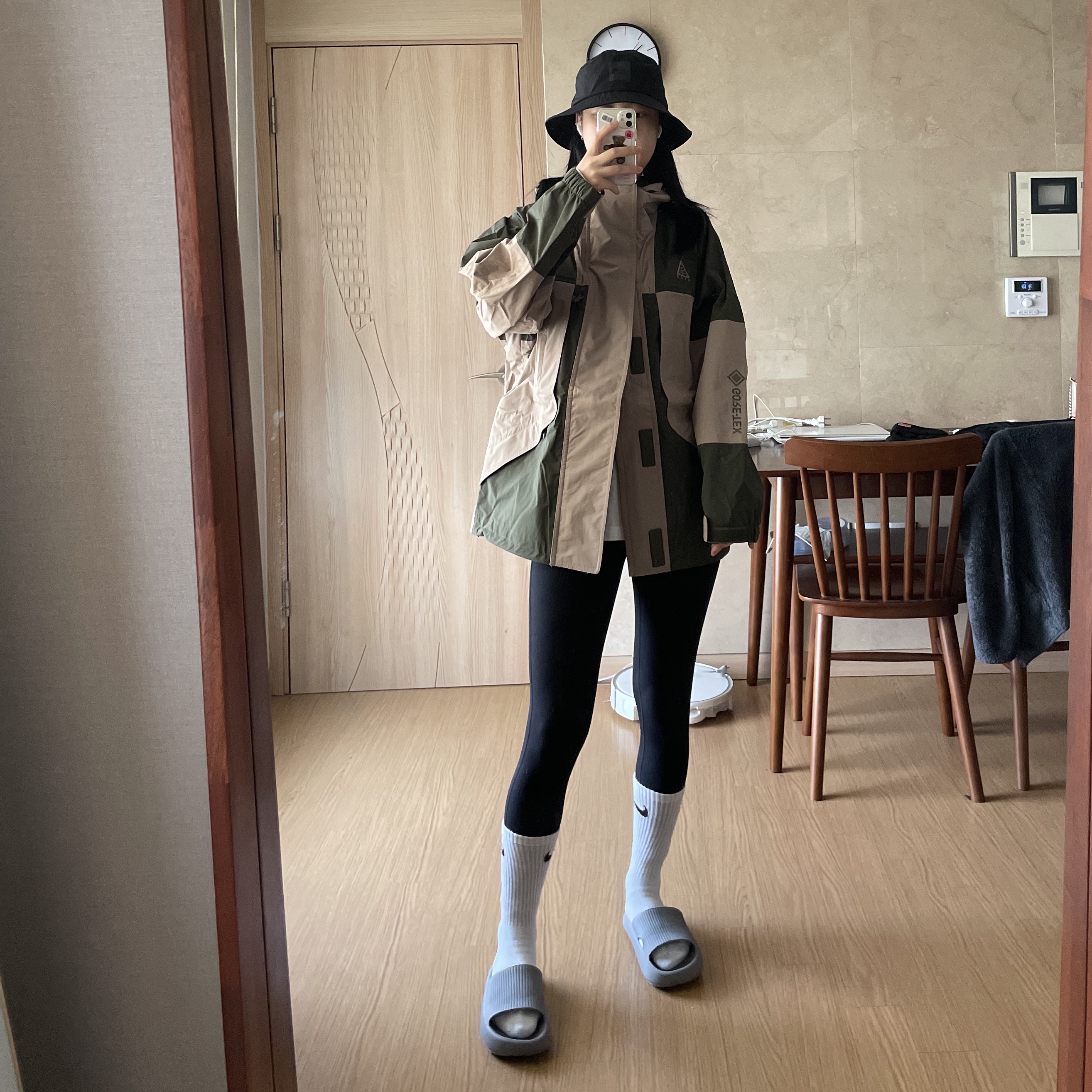 Nike ACG Gore-Tex Jacket Cargo Khaki - US/EU 착용 스타일