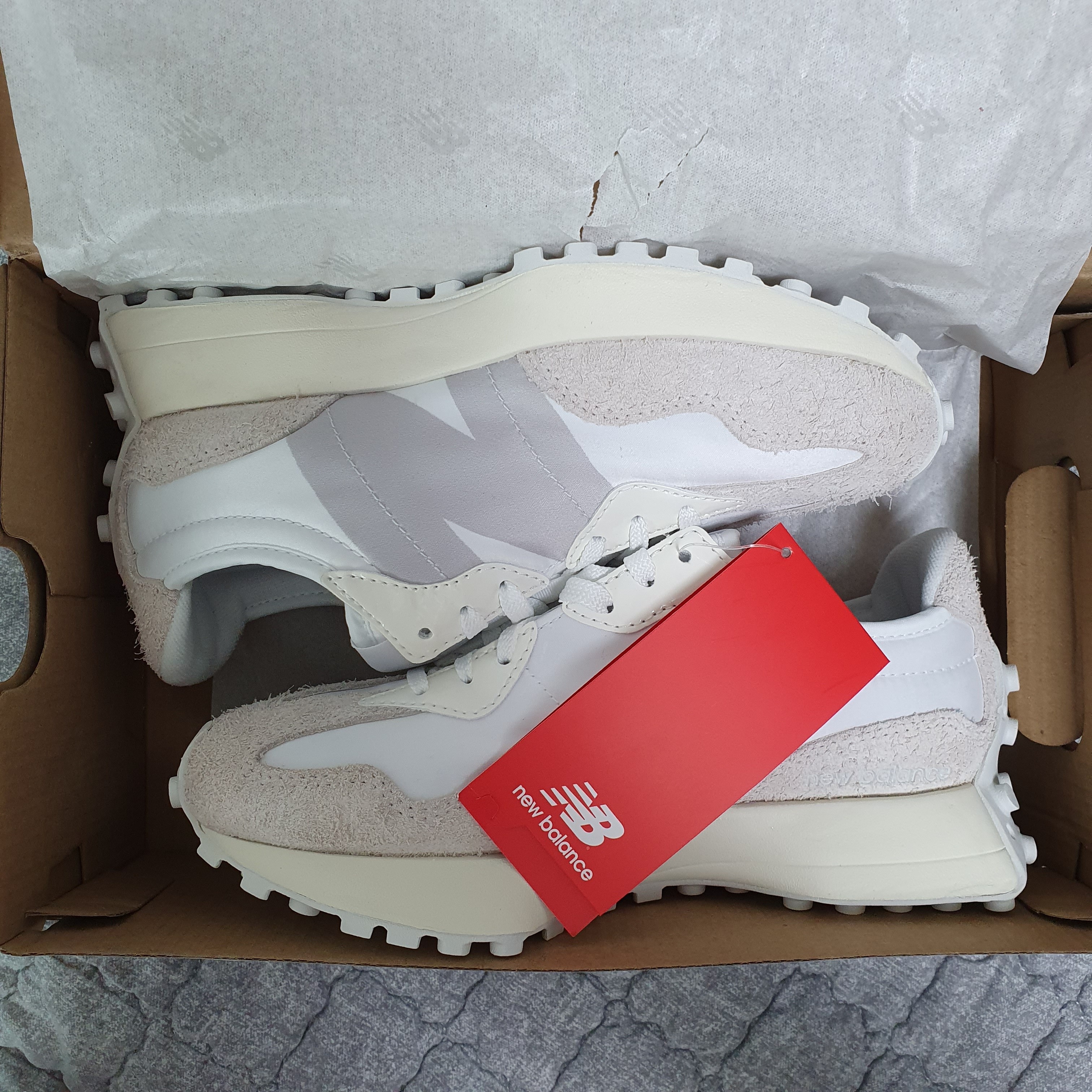 (W) New Balance 327 White Moonbeam 착용 스타일