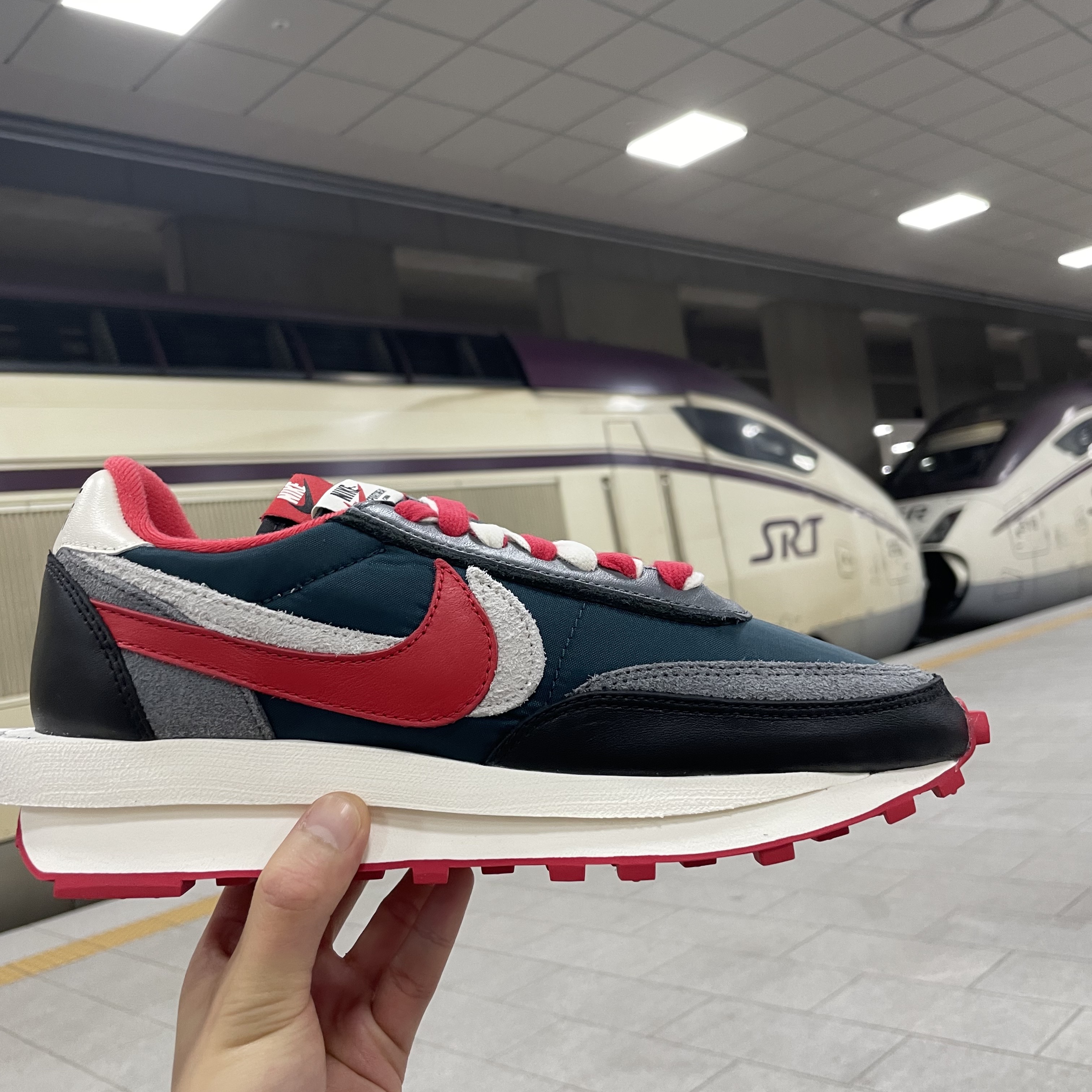 Nike x Sacai x Undercover LDWaffle Midnight Spruce University Red 착용 스타일 - 1