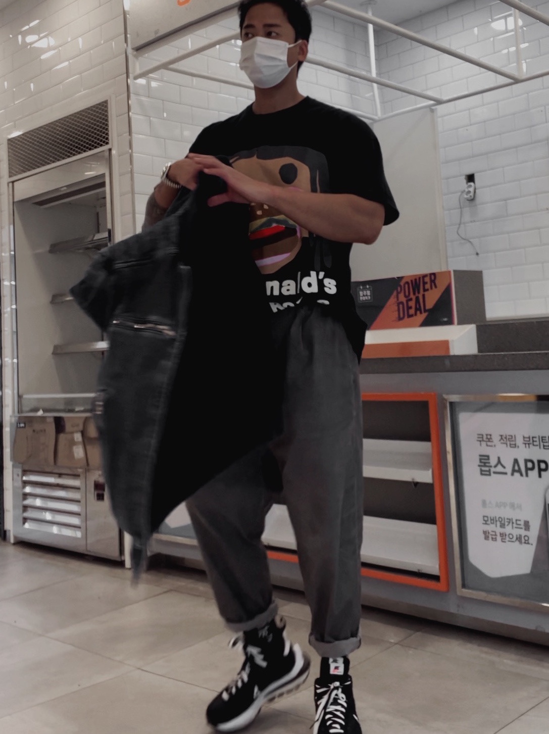 Nike x Sacai x Jean Paul Gaultier VaporWaffle Black White, Supreme x Nike Lightweight Crew Socks Black (1 Pack) 착용 스타일 - 2