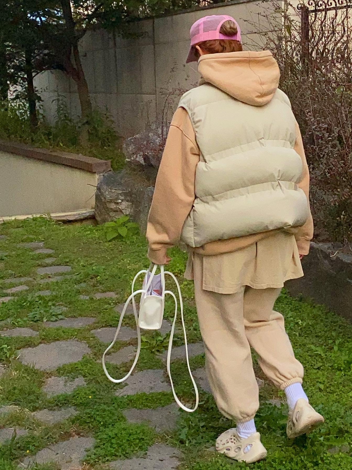 Adidas Yeezy Foam RNNR Sand 착용 스타일 - 5