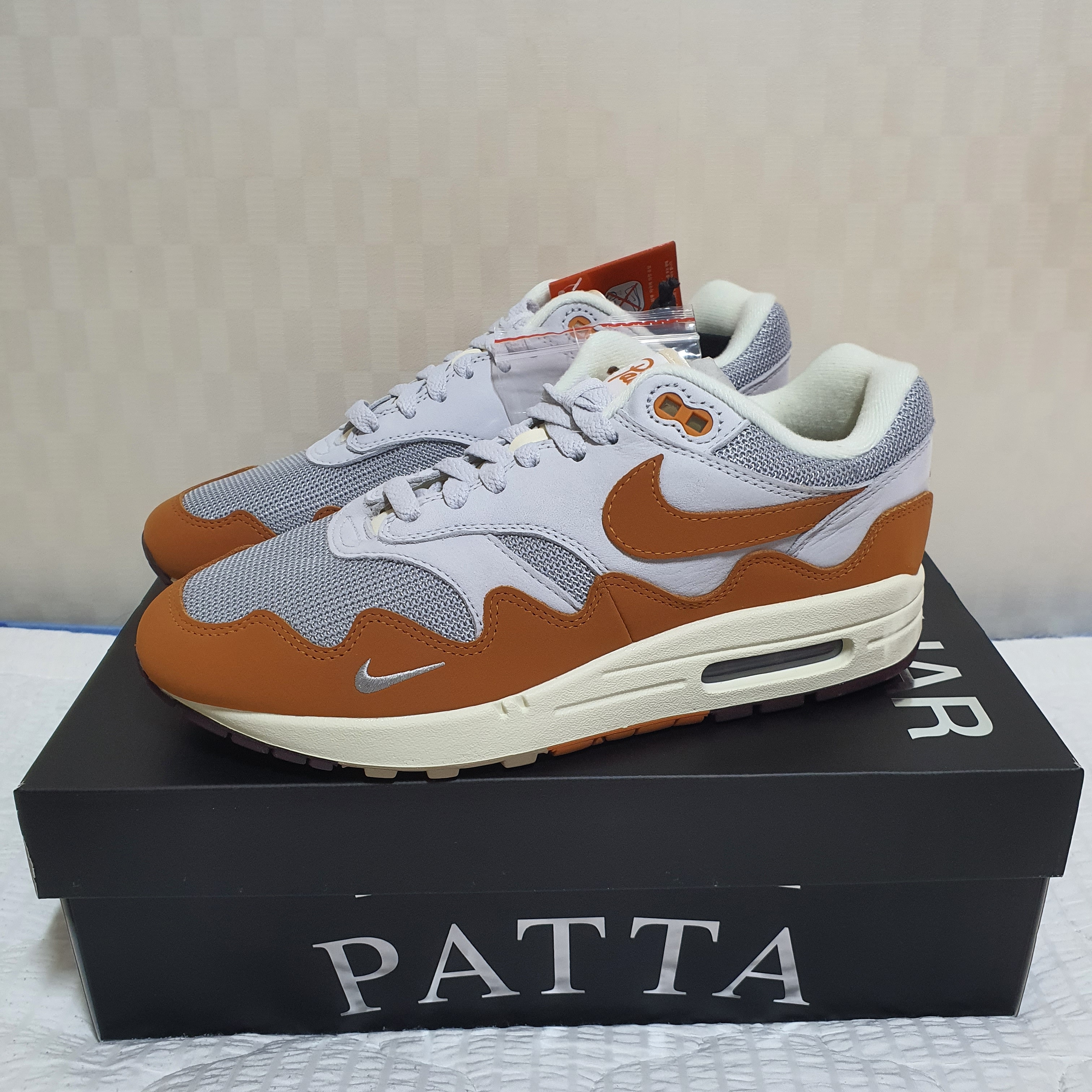 Nike x Patta Air Max 1 Monarch 착용 스타일