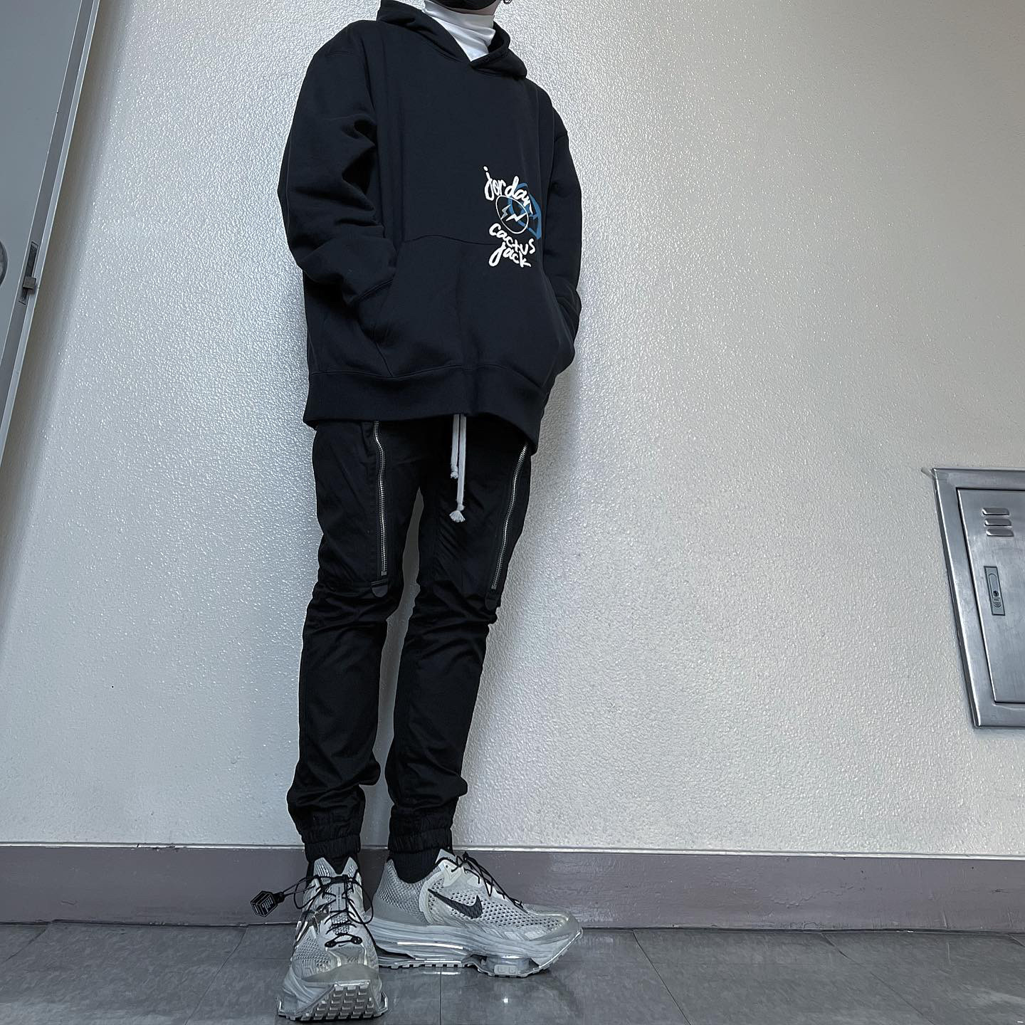 Nike x Matthew M Williams Zoom 004 Stone, Jordan x Travis Scott x Fragment Hoodie Black (DJ0615-010) 착용 스타일 - 1