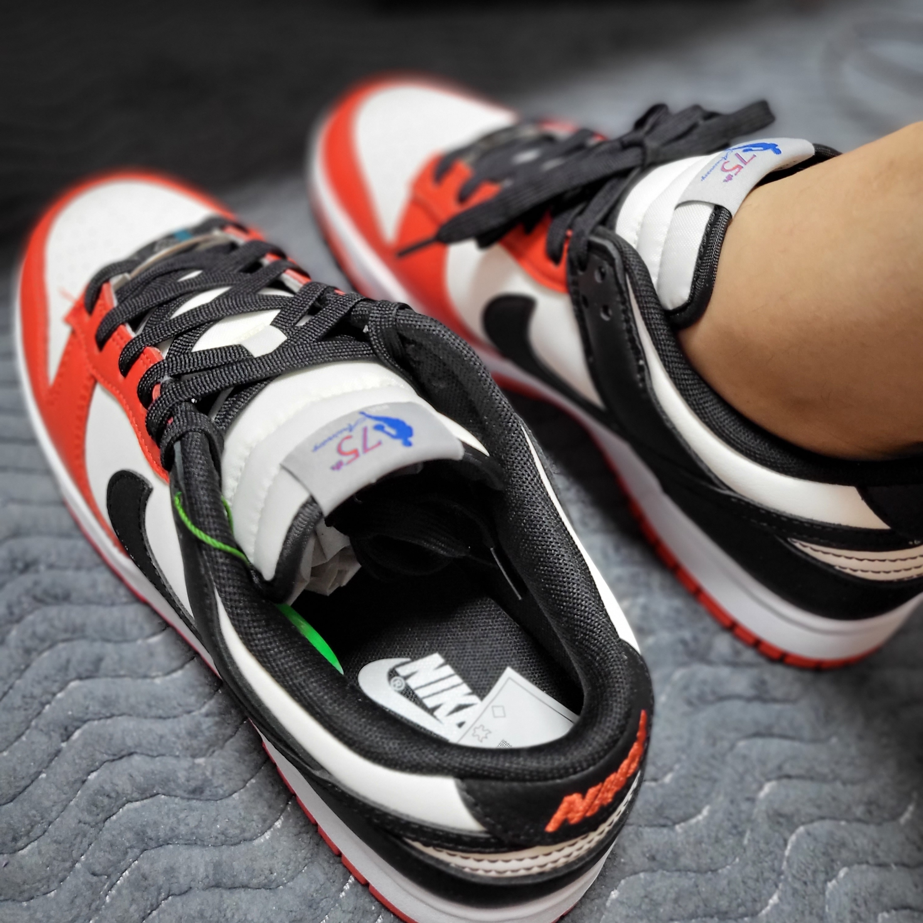 Nike x NBA Dunk Low Retro EMB Black and Chile Red 착용 스타일