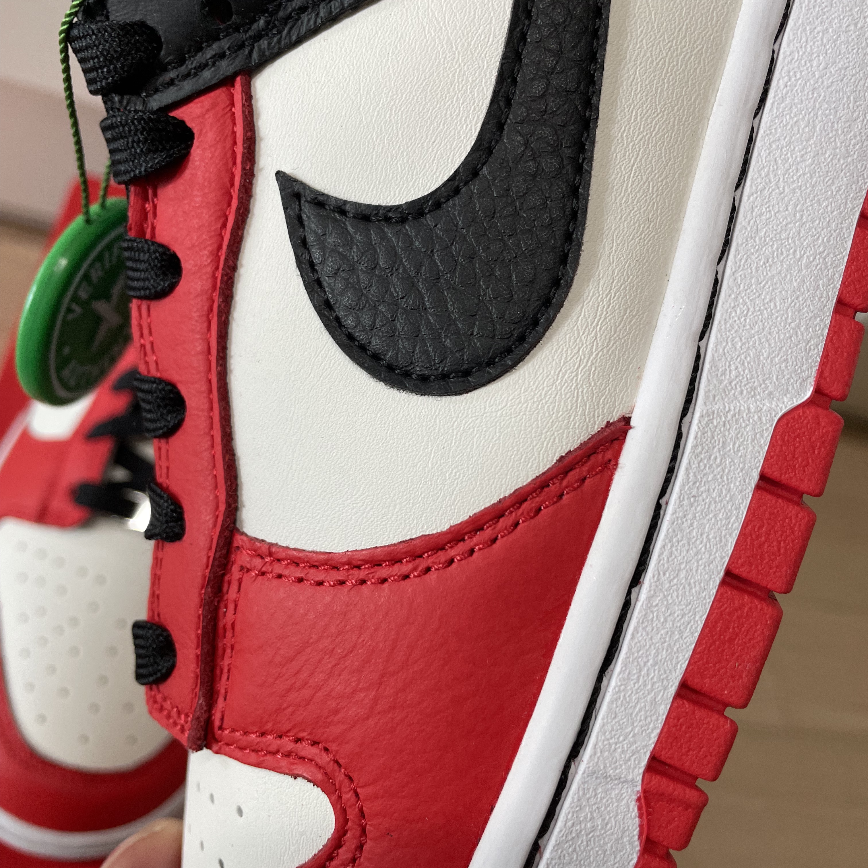 Nike x NBA Dunk Low Retro EMB Black and Chile Red 착용 스타일 - 4