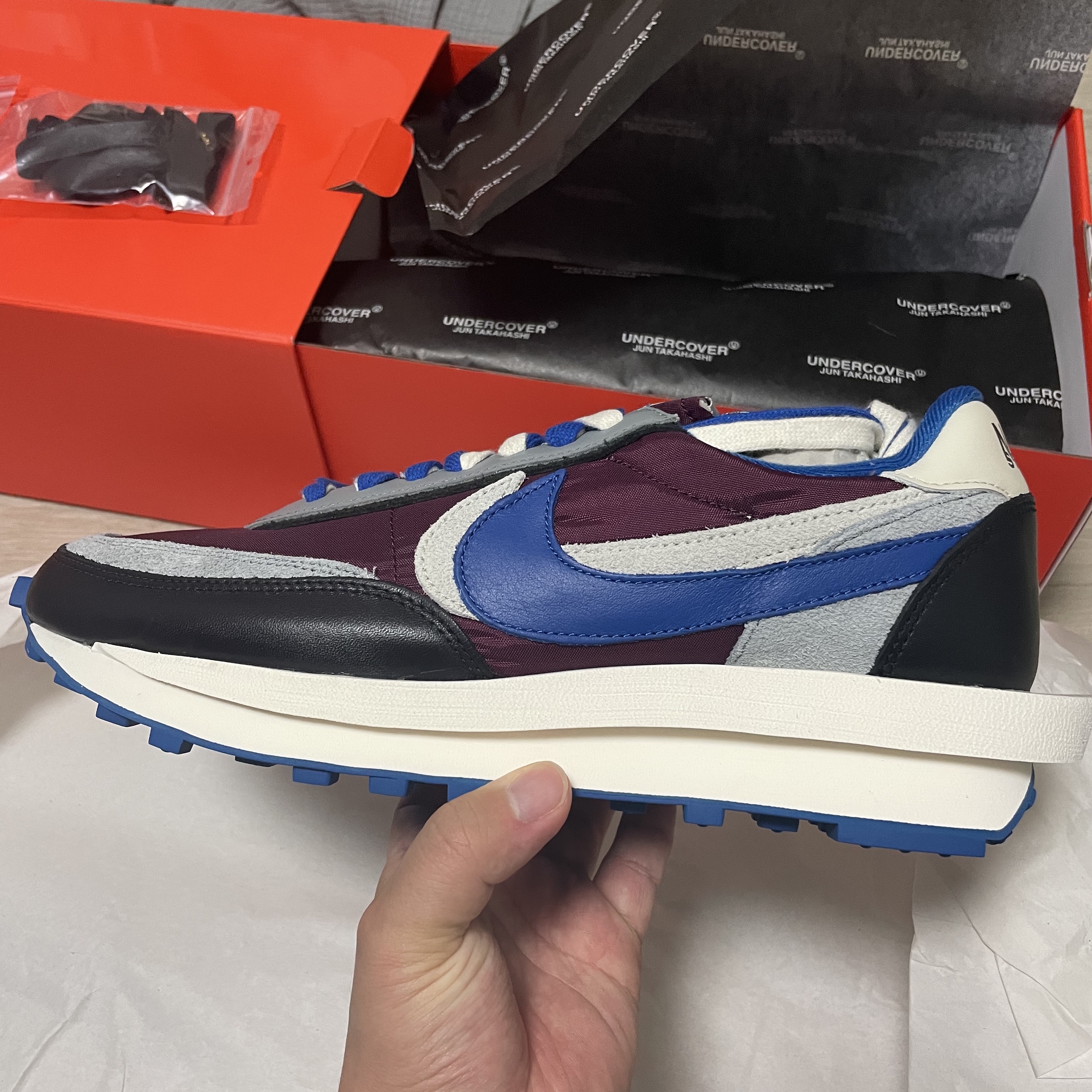 Nike x Sacai x Undercover LDWaffle Night Maroon Team Royal 착용 스타일
