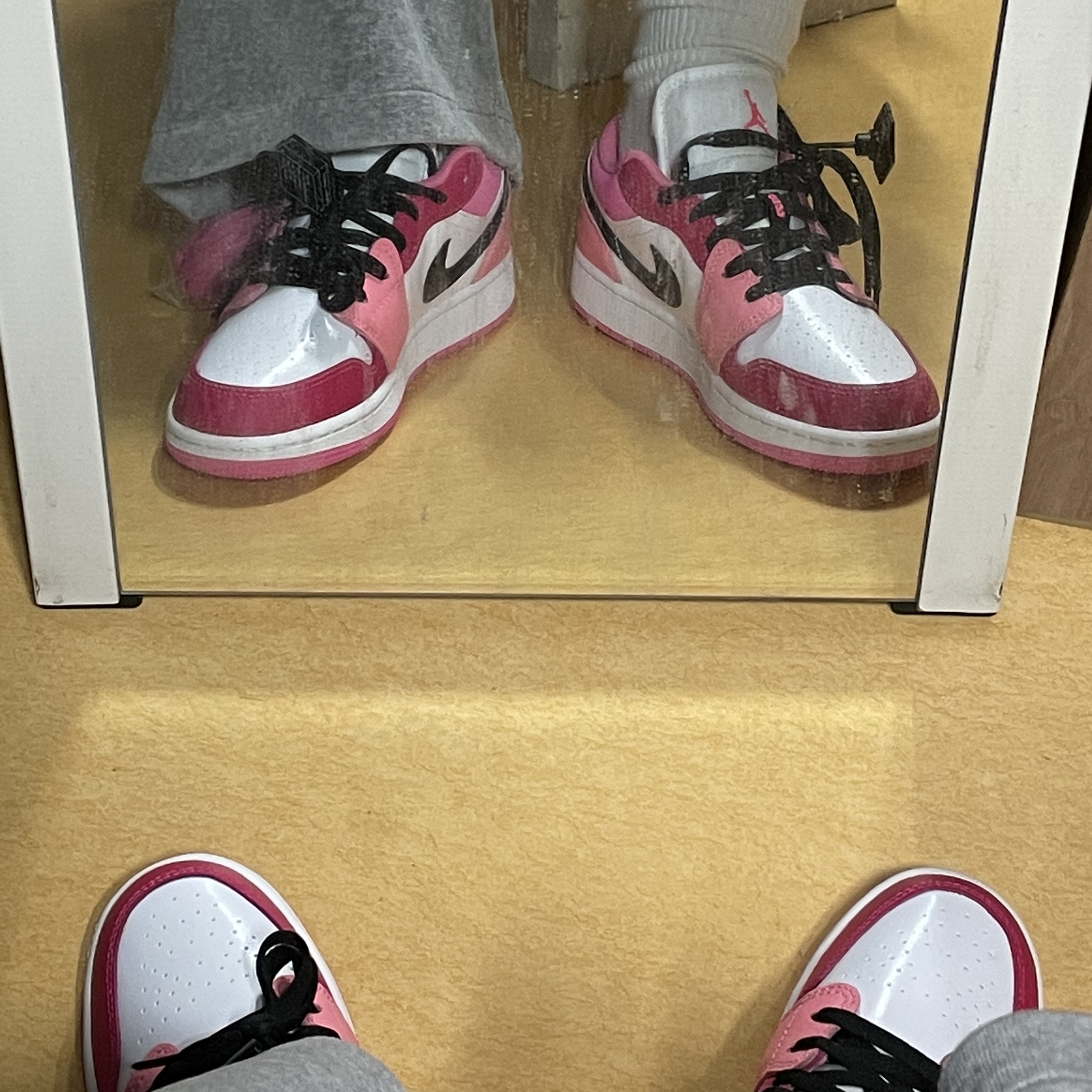 (GS) Jordan 1 Low Rush Pink 착용 스타일
