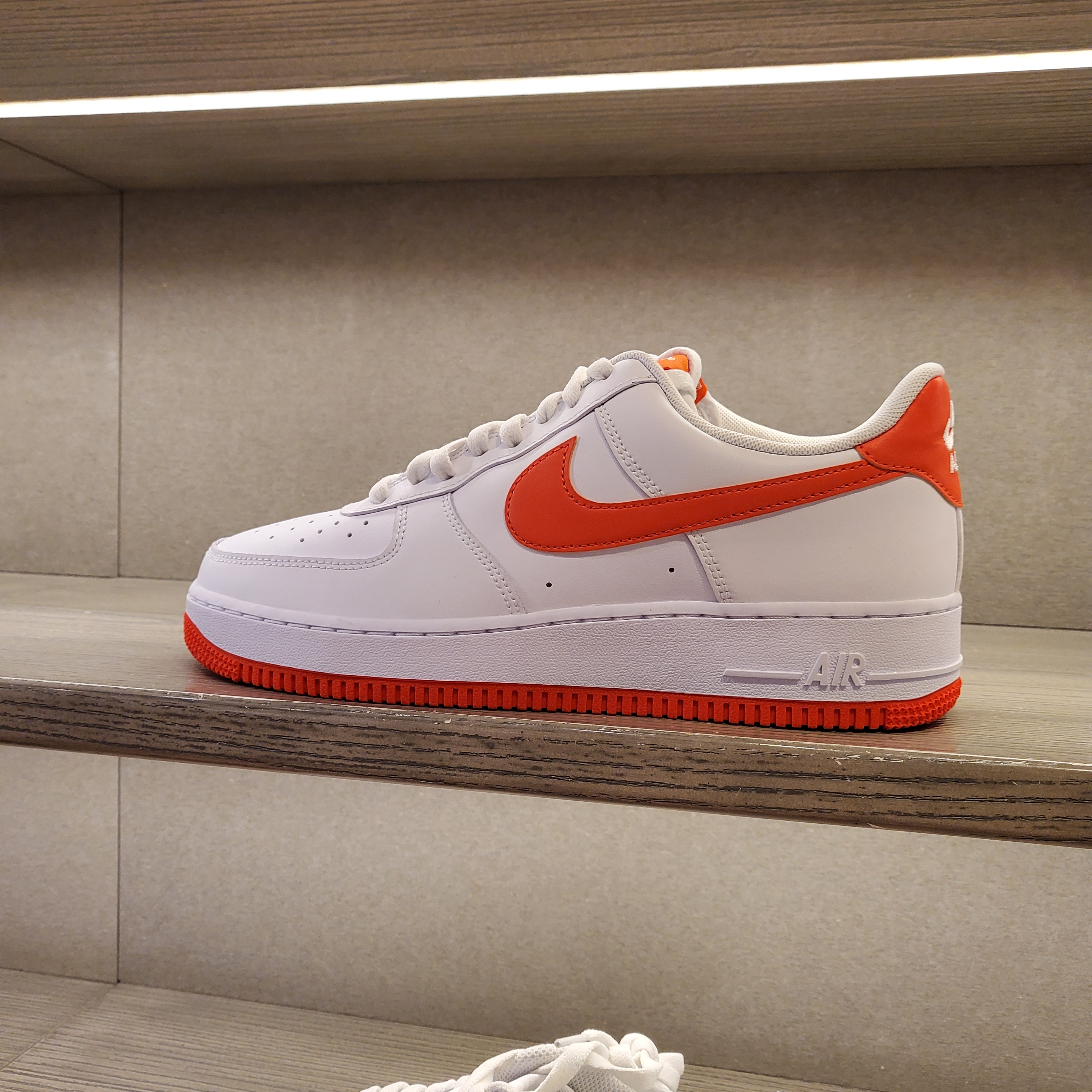 Nike Air Force 1 '07 Low White Team Orange 착용 스타일 - 1
