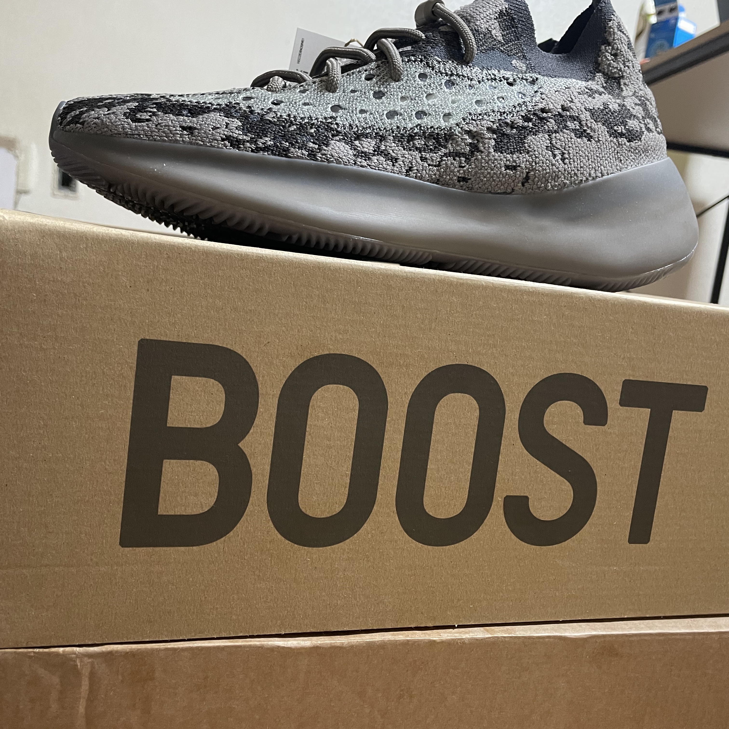 Adidas Yeezy Boost 380 Stone Salt 착용 스타일 - 2